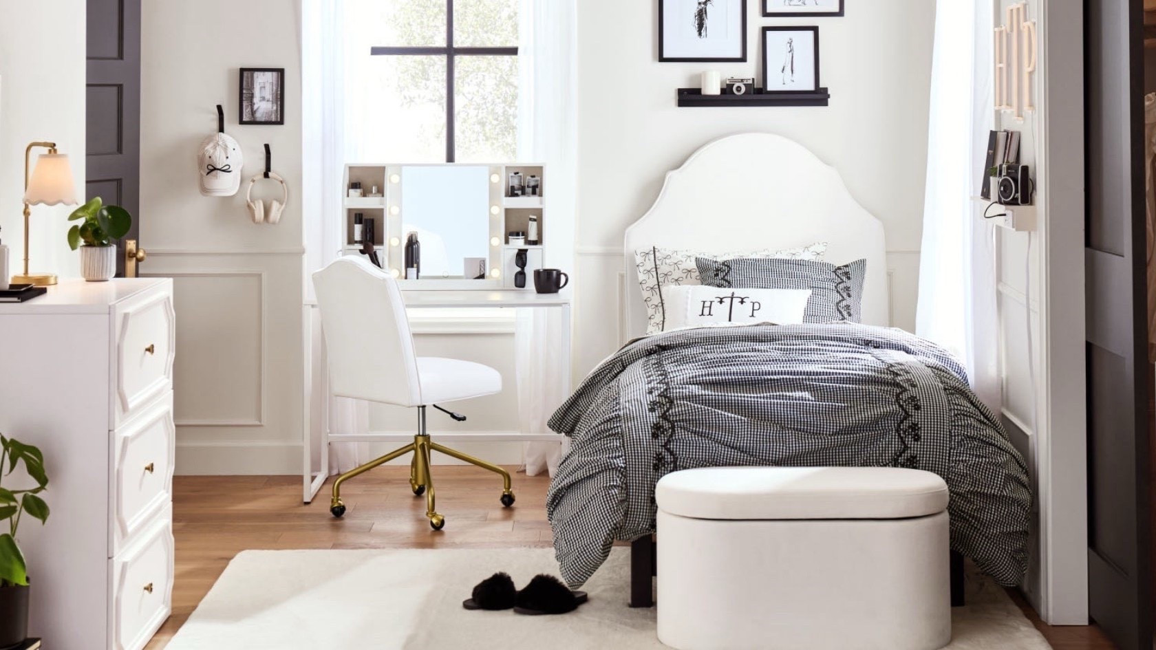 ✨ Neutral + cozy perfection ✨ Loving this timeless setup — clean lines, soft lighting, and a touch of glam make it the ultimate bedroom inspo. Perfect mix of comfort and style 🖤 #BedroomGoals #HomeInspo #LTKHome #LTKDecor #RoomAesthetic #HomeStyle #CozyVibes #HomeDesign #SmallSpaceStyle #ChicHome #InteriorInspo #LTKFinds #NeutralDecor

#LTKHome #LTKStyleTip #LTKFindsUnder100