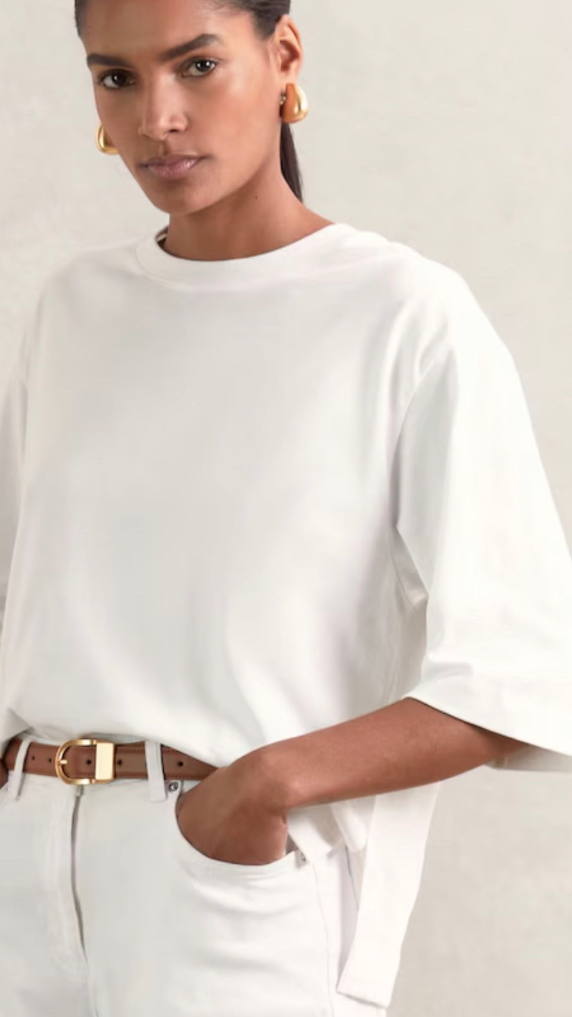Oversized white and black tees! 

#LTKFindsUnder100 #LTKMidsize #LTKStyleTip