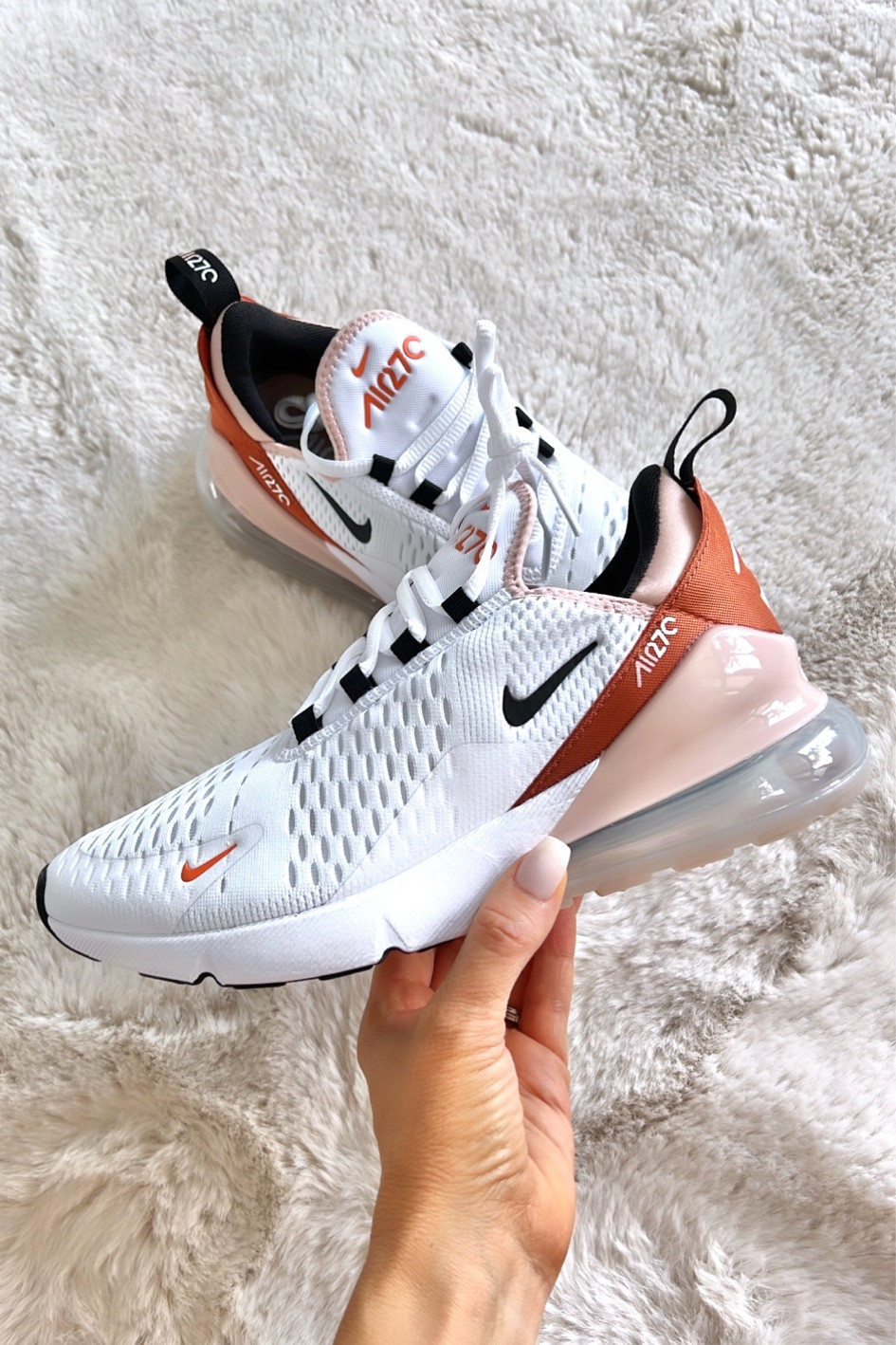 My sneakers top seller of 2022

#LTKshoecrush #LTKsalealert #LTKFind