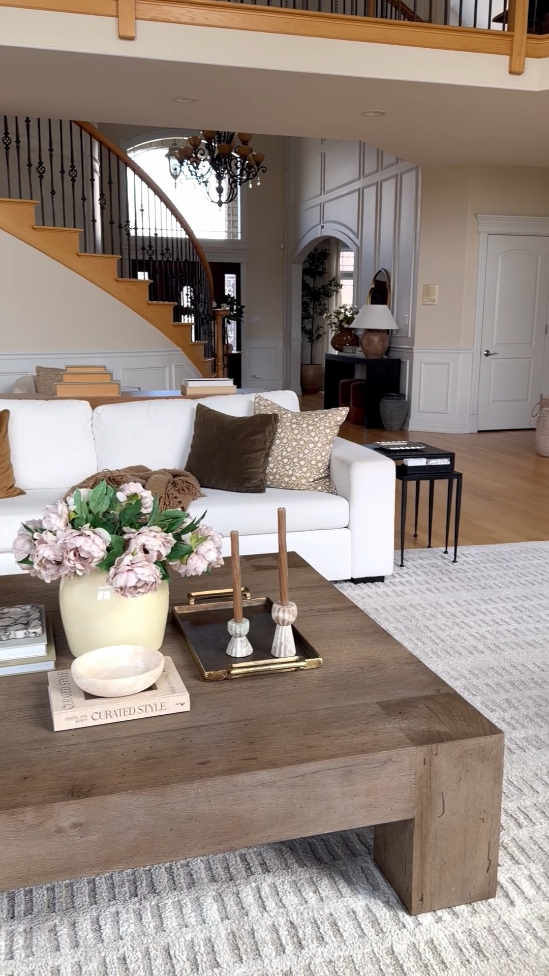 How I style this rug to keep the space feeling balanced 🤍
Linking it here on LTK.

#LTKHome #LTKSaleAlert