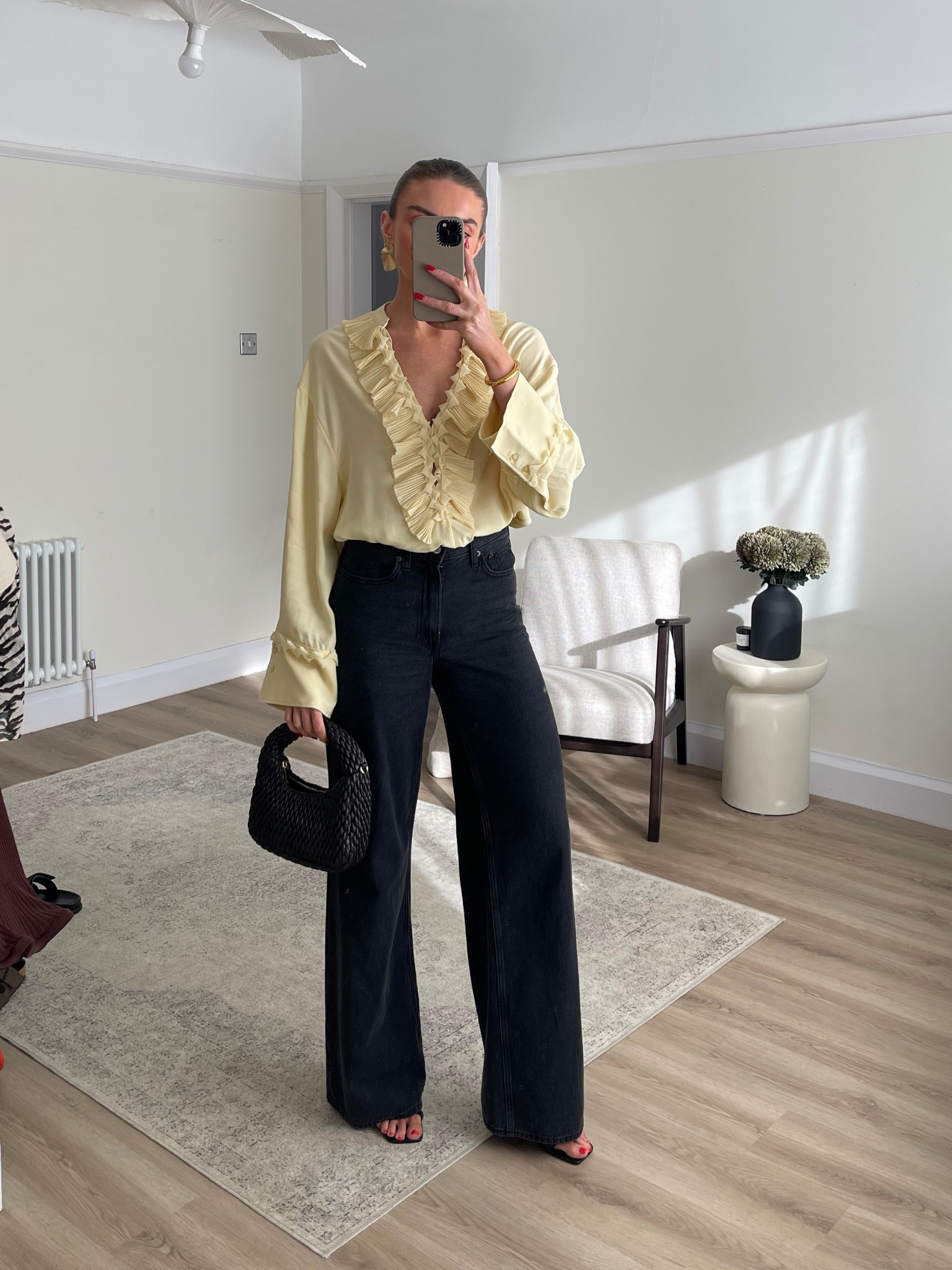 H&M new in 
Xs in the yellow blouse
25 long in the Abercrombie jeans
H&M bag


#LTKuk #LTKspring