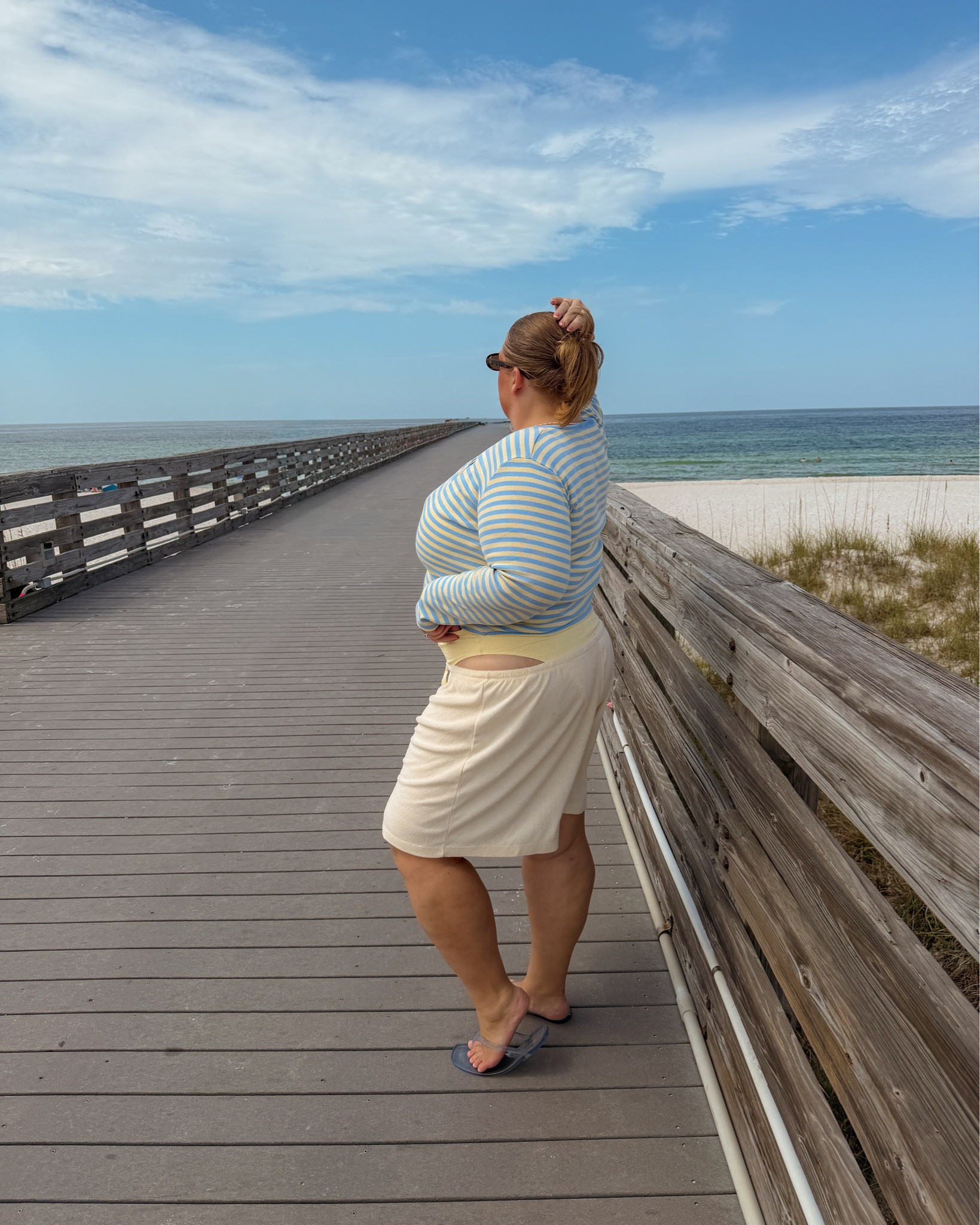 ocean view 🌊
.
#hollisterswimsuit #thrifted #butteryellow #beachoutfit #summertofall