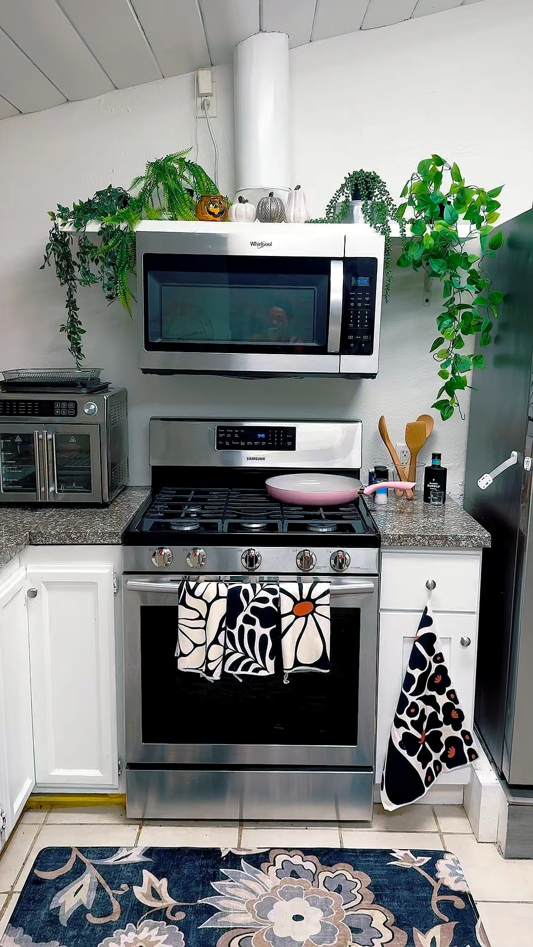 Decorating on a tight budget as a single 52 year-old woman living alone for the first time!✨

#LTKOver40 #LTKHome #LTKBeauty