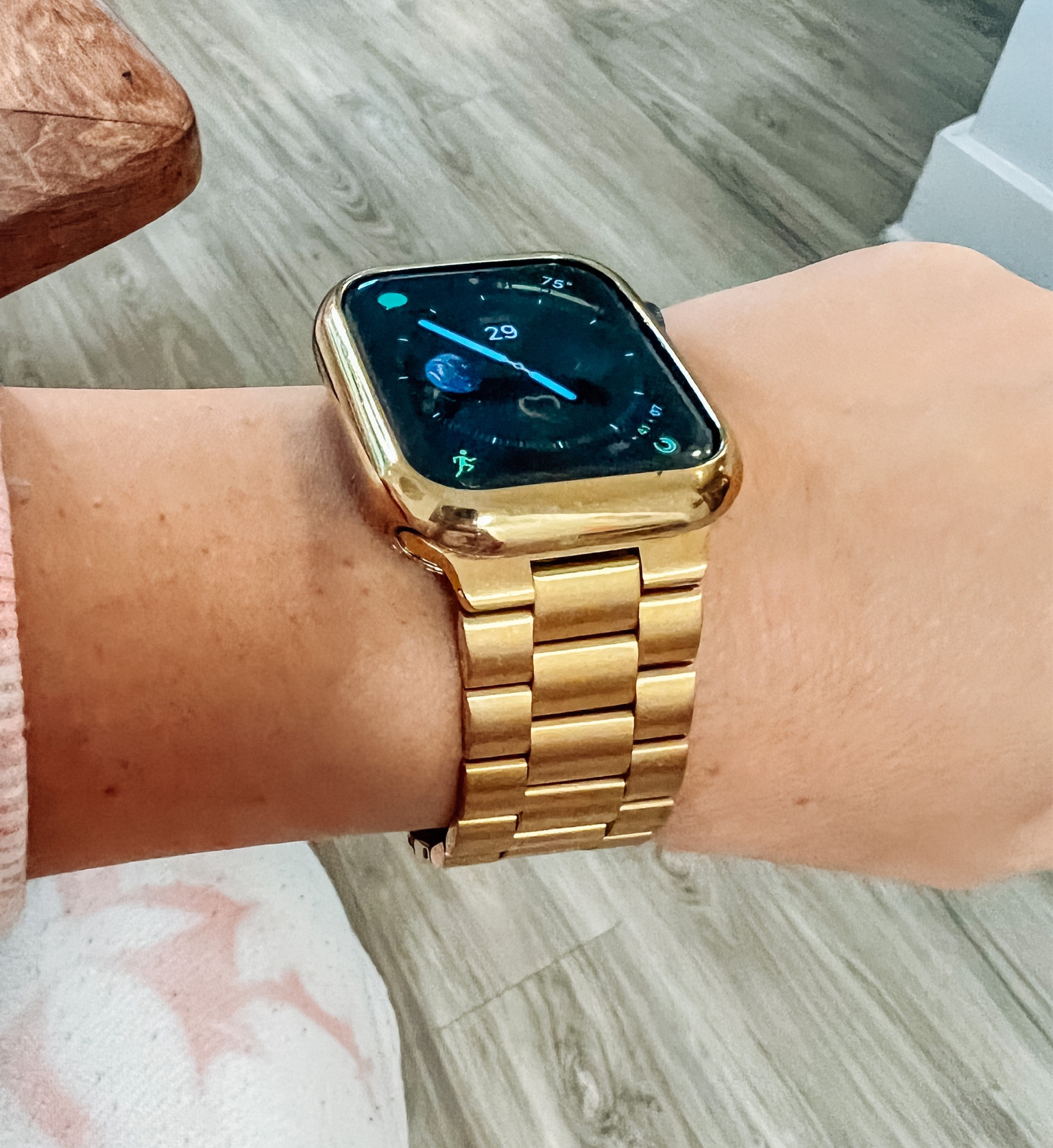 it took me forever to find the perfect chunky gold band and face border (doesn’t cover/protect glass face) and once I found this one I was so happy! 

This is the Apple Watch Series 5

#LTKstyletip #LTKunder50 #LTKunder100