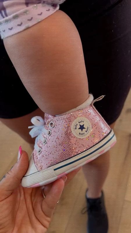These come in ALL colors and also come without the sequin look ✨ They fit babies with wide feet! Hallelujah!! 