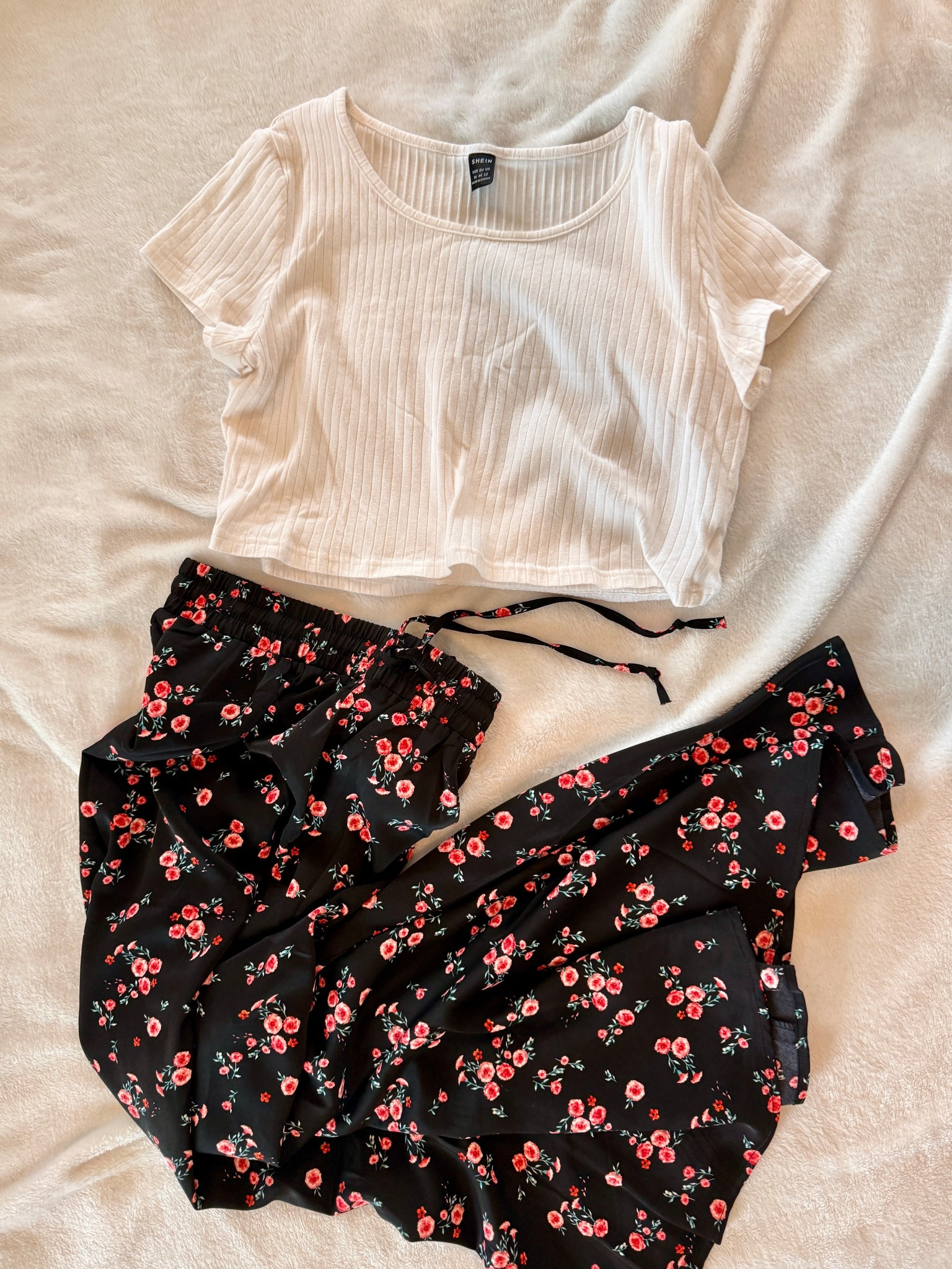 Packing up for a trip and this outfit has me feeling 90s-Rachel-Geller vibes. 🖤 

This flowy black floral maxi skirt paired with this white ribbed crop top just feels effortlessly stylish but still comfy. Perfect for walking around, sipping coffee, or taking all the cute travel pics. 

The skirt is great quality too. The length is perfect for me because I like to keep it up at my belly button (I’m 5’4”) and wear flats. 
There’s so much adjustability with this waistband and functional drawstring. The fabric feels smooth but doesn’t show cellulite or bumps, and there’s pockets!!

💗
Loving how casual but stylish it makes me feel! Linked both pieces if you want to snag the look.

#LTKStyleTip #packwithme  #LTKFashion  #OOTD  #TravelOutfit  #90sStyle  #FloralSkirt  #LTKFinds

#LTKU #LTKFindsUnder50 #LTKSeasonal