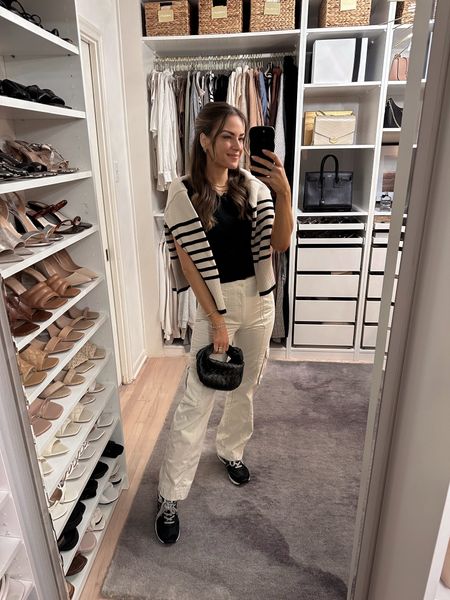 Loving these cargo pants! They're so flattering. I wear a size
25R & a S in everything else. My sneakers run TTS. // Abercrombie, AF outfit, cargo pants, fall outfit, fall outfits 