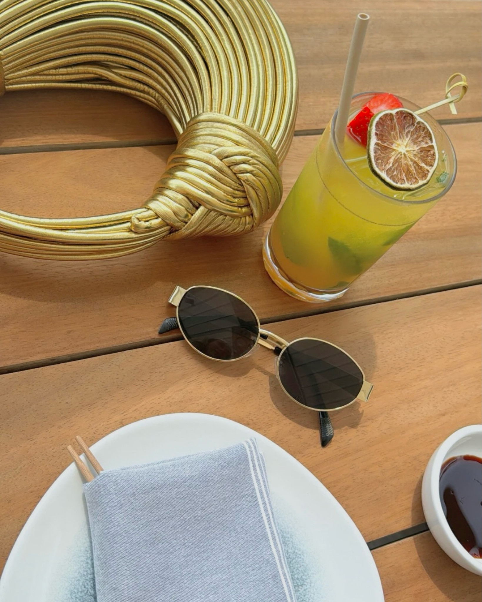 Brunch aesthetic 🍹

Brunch aesthetic, gold knot handbag, gold purse, woven purse, woven bag, bag trends, trending sunglasses, lunch look, brunch look

#LTKItBag #LTKxPrimeDay #LTKTravel