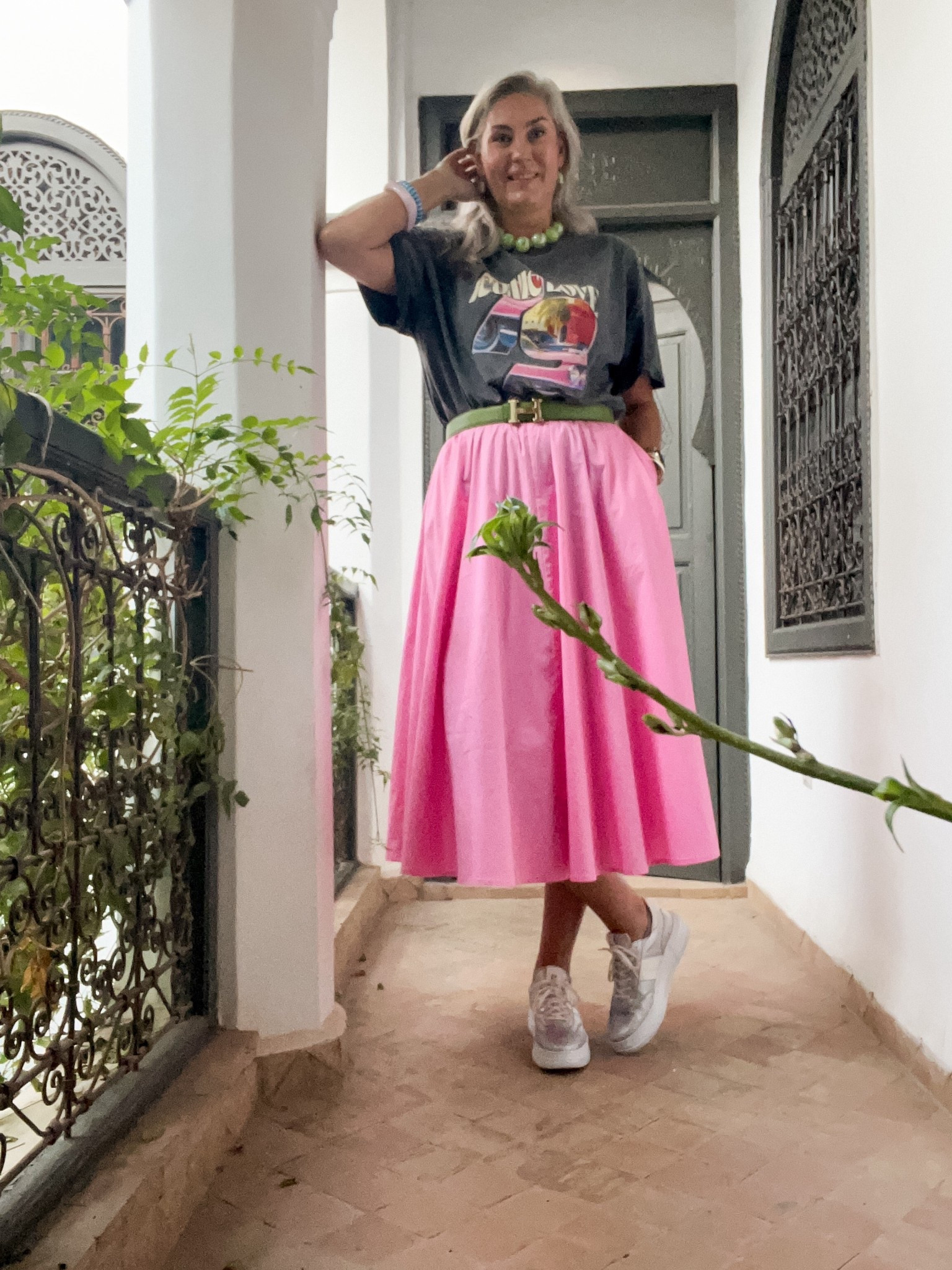 OOTD - Dinsdag. Grijs oversized t-shirt met print (Most Wanted), roze katoenen rok (https://bonprix-nl.mtpc.se/5765105), groene riem en zilverkleurige sneakers (Red Rag). 



#LTKstyletip #LTKeurope #LTKtravel