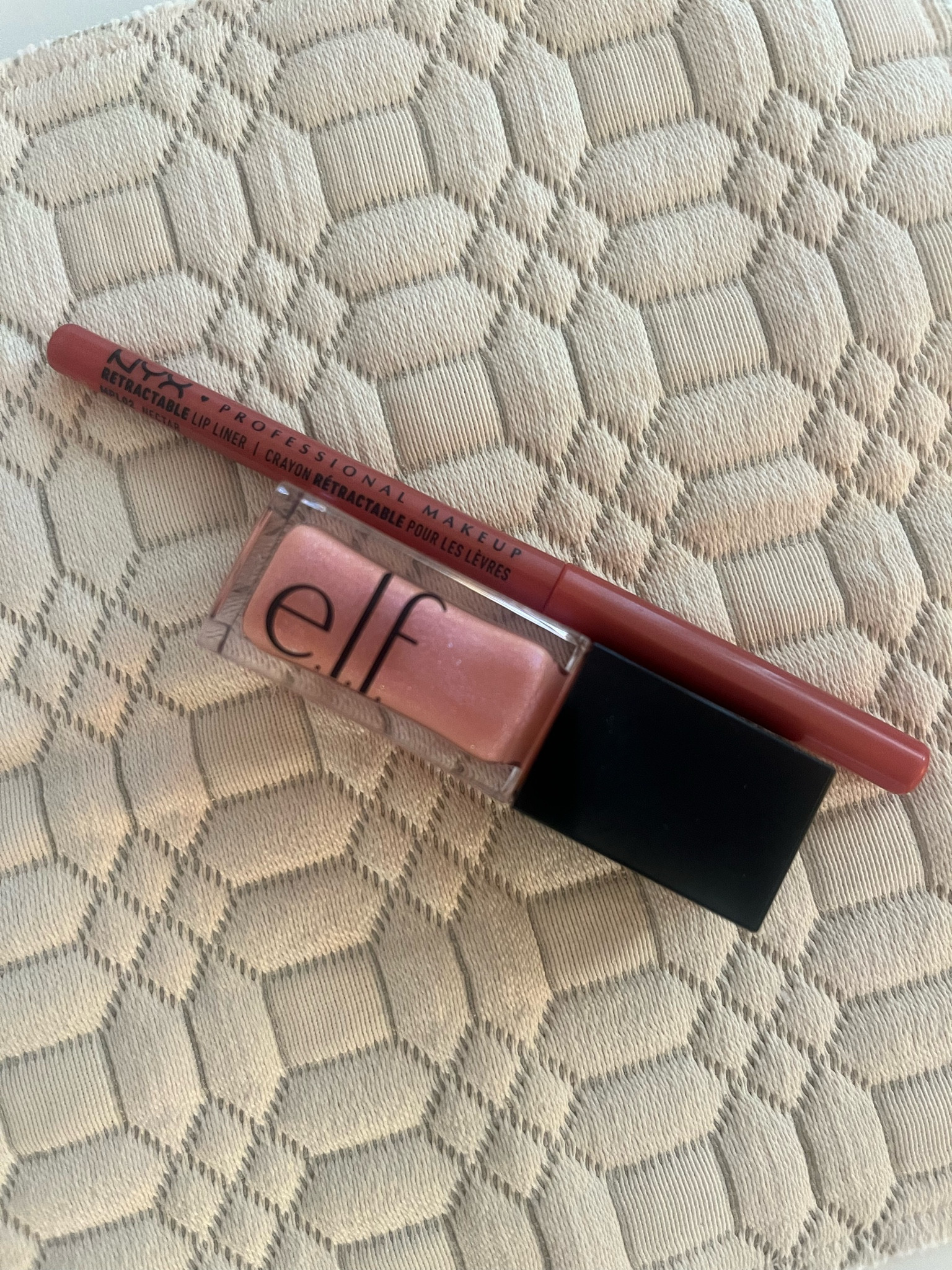Lip combo I’m loving lately !!

Lip liner - color nectar 
Lip gloss - candy coated 