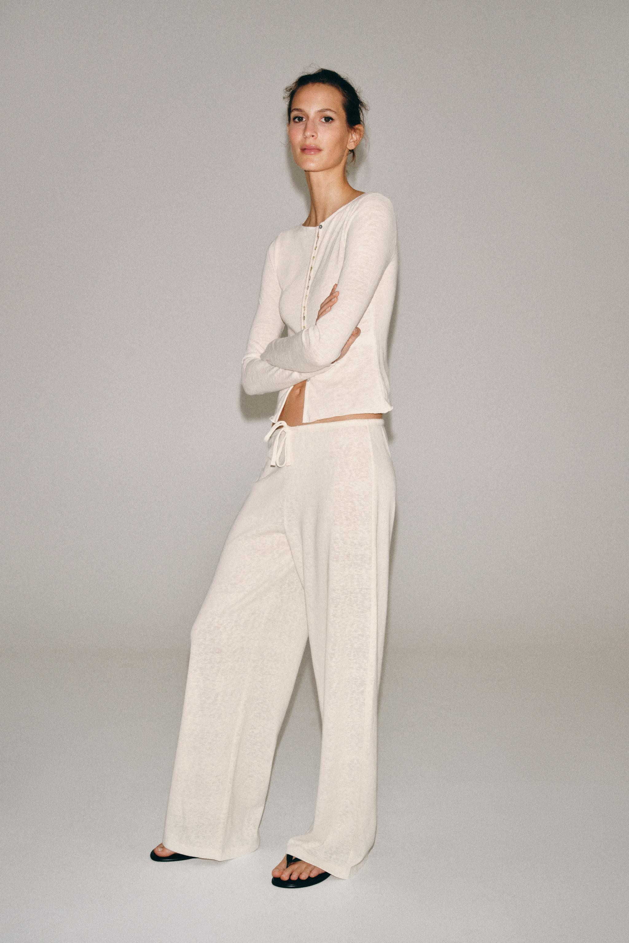 Model height: 179 cmSLIM FIT - ROUND NECK - REGULAR LENGTH - LONG SLEEVET-shirt crafted from cott... | Zara UK