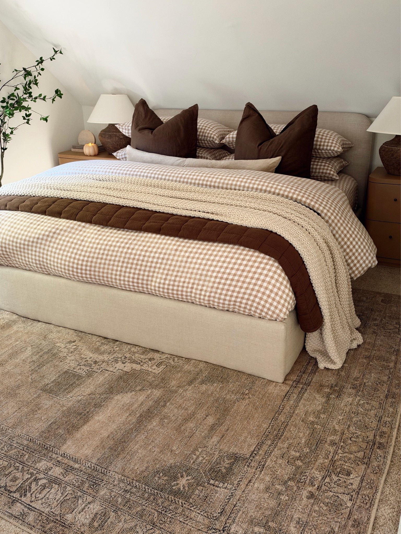 cozy bedding of the week ☁️🍂 

gingham bedding, linen bedding, primary bedroom, brown bedding, quince bedding, cozy fall bedding