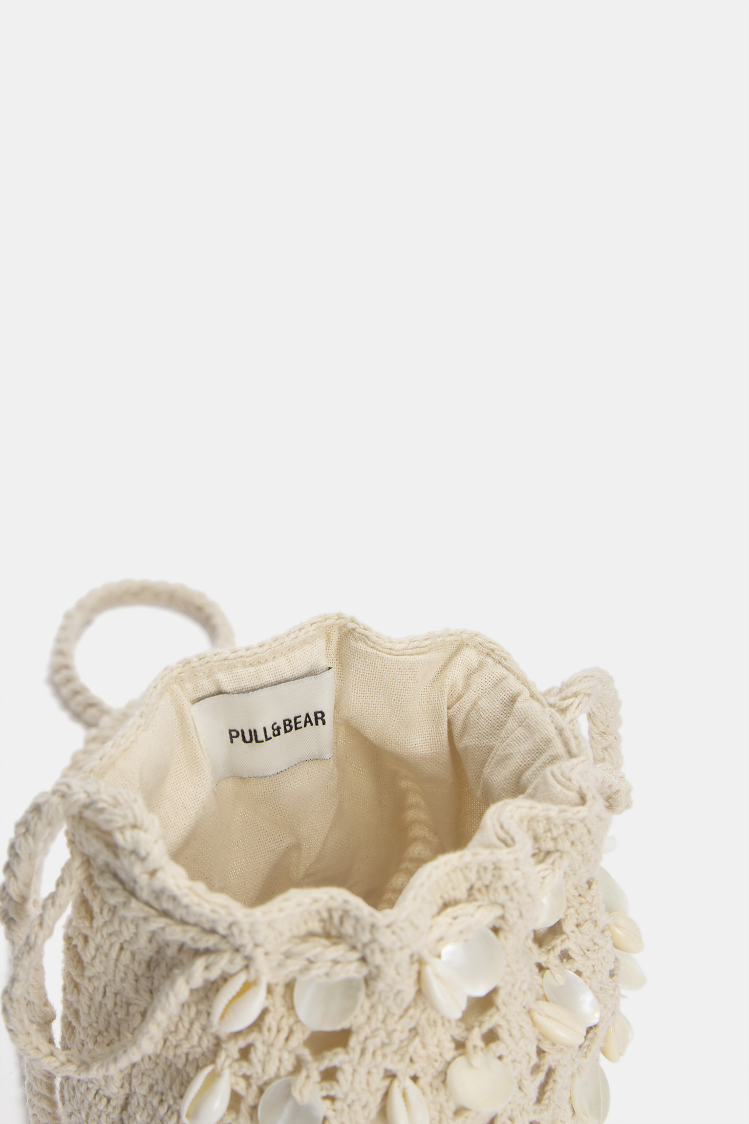 Crochet bucket bag with seashells | PULL and BEAR UK