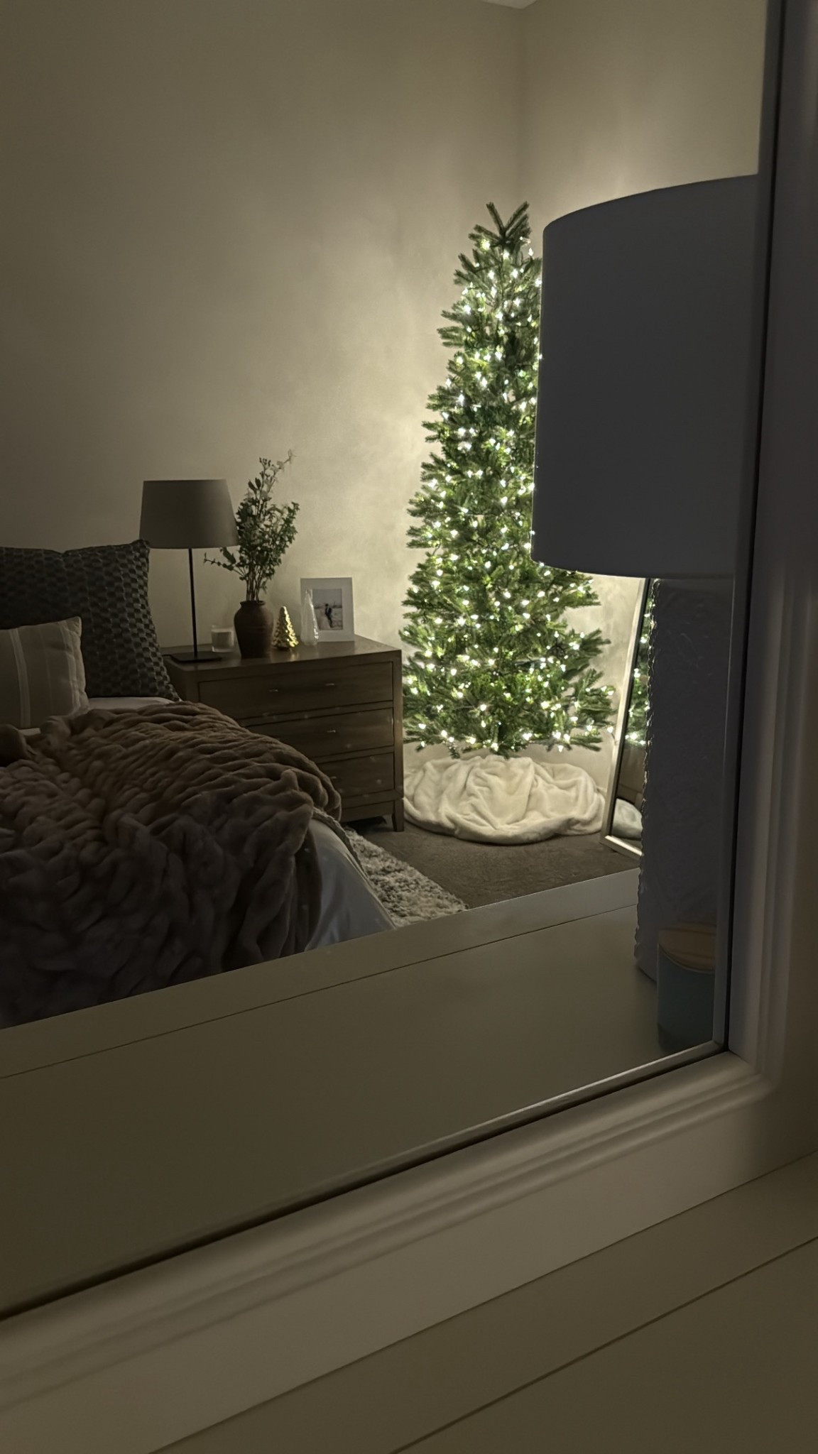 Cozy Christmas decor in our bedroom ☃️

Our Christmas tree is the 7.5” unlit frasier fir slim King of Christmas tree! It’s beautiful! I put two sets of lights on it. 

•Minky Couture Hugs blanket monster size in milk chocolate - use code CASSIEM for a discount!
•Beige chunky knit blanket is from Target - we have the king size
•Boll and Branch duvet set - use code CASSIEM for a discount!

I’ll link our other bedroom furniture, pillows, lamps and more below!

Bedding, white bedding, neutral bedroom, white bedroom, luxury bedroom, cozy bedroom

#LTKSeasonal #LTKHoliday #LTKHome