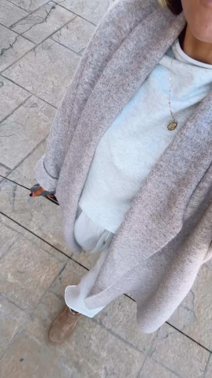 You already know this is one of my favorite sets to travel in! I love how cozy it is! Wearing S


Loverly grey, gift guide, lounge set, cardigan, matching set, winter outfit 

#LTKStyleTip #LTKGiftGuide #LTKSeasonal