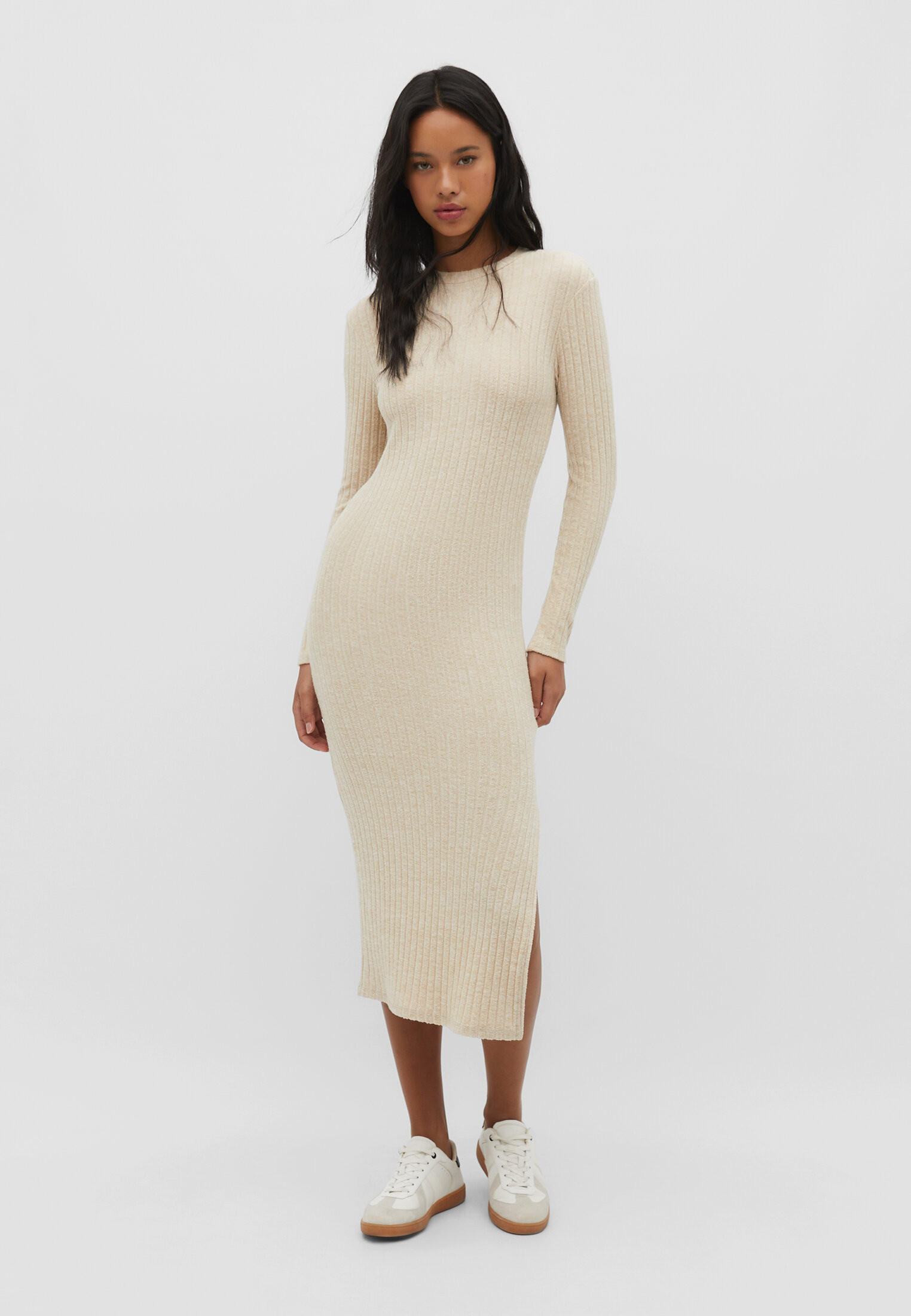 Robe midi en maille côtelée au toucher doux - Robes femme | Stradivarius France | Stradivarius (FR)