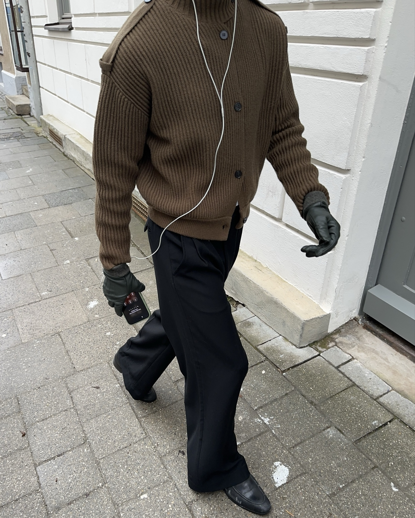 Männer outfits | cardigan grün | schwarze anzugshose | leder Handschuhe | boots 

#LTKspring #LTKspringtrends #LTKootd