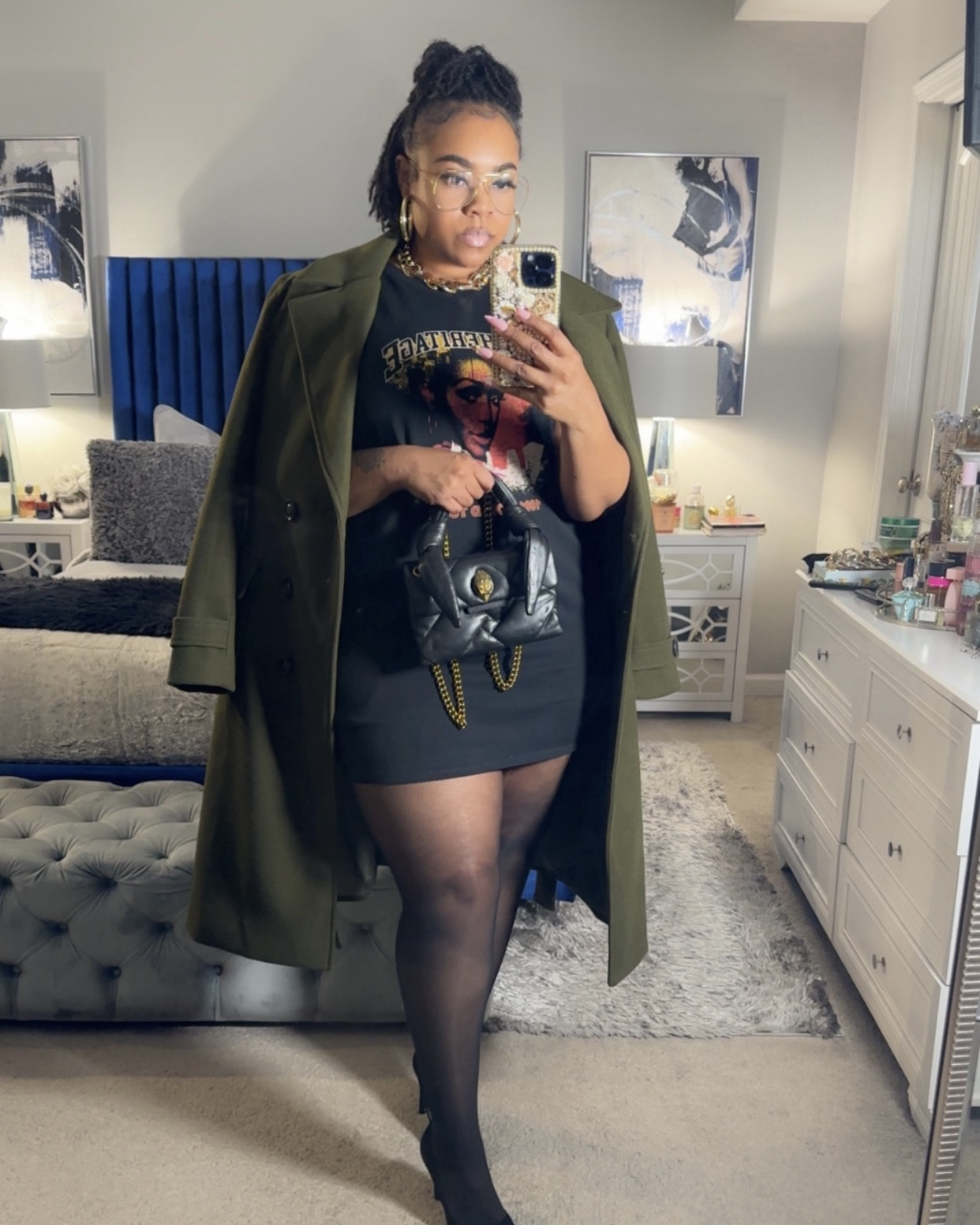 Graphic tee dress + statement coat + sheer tights = that effortless cool girl vibe. Finished it off with a mini black bag and pointed heels for a look that’s equal parts edgy and chic. 🖤💚
