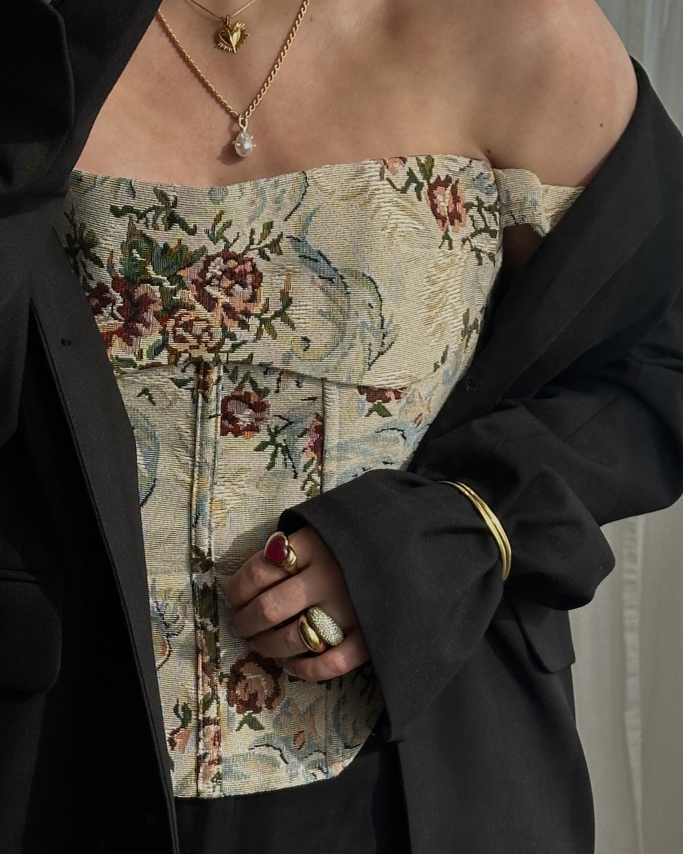 Saturday’s armour: gold bangles, heart jelly ring, pave and gold domes, layered with a heart and pearl charm necklace - blazer optional, jewellery mandatory ✨
.
gold bangles | heart jelly ring | pave dome ring | gold dome ring | heart necklace | pearl charm necklace | layered jewellery | statement rings | stacking rings | jewellery flatlay | everyday luxury | elevated jewellery | autumn jewellery 

#LTKautumn #LTKdatenight #LTKuk