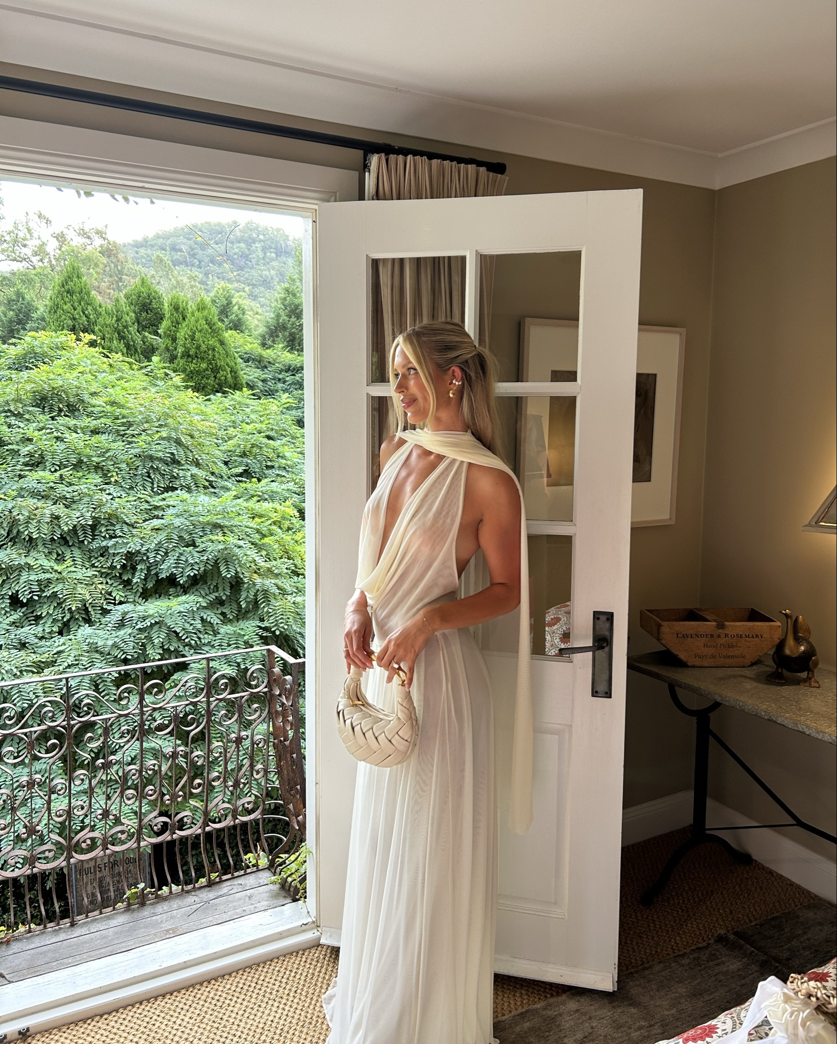 Never felt more beautiful than in my Raphaella Santana gown ☁️



#LTKaustralia