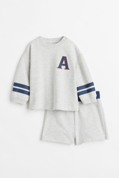 Set mit Langarmshirt und Shorts aus leichtem Sweatstoff. Shirt mit Motivprint vorn, überschnitte... | H&M (DE, AT, CH, NL, FI)