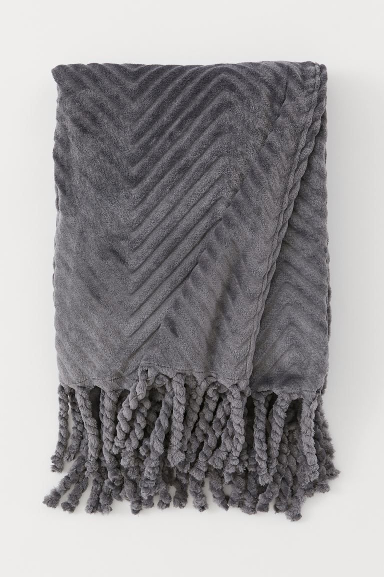 Fringed fleece blanket | H&M (UK, MY, IN, SG, PH, TW, HK)