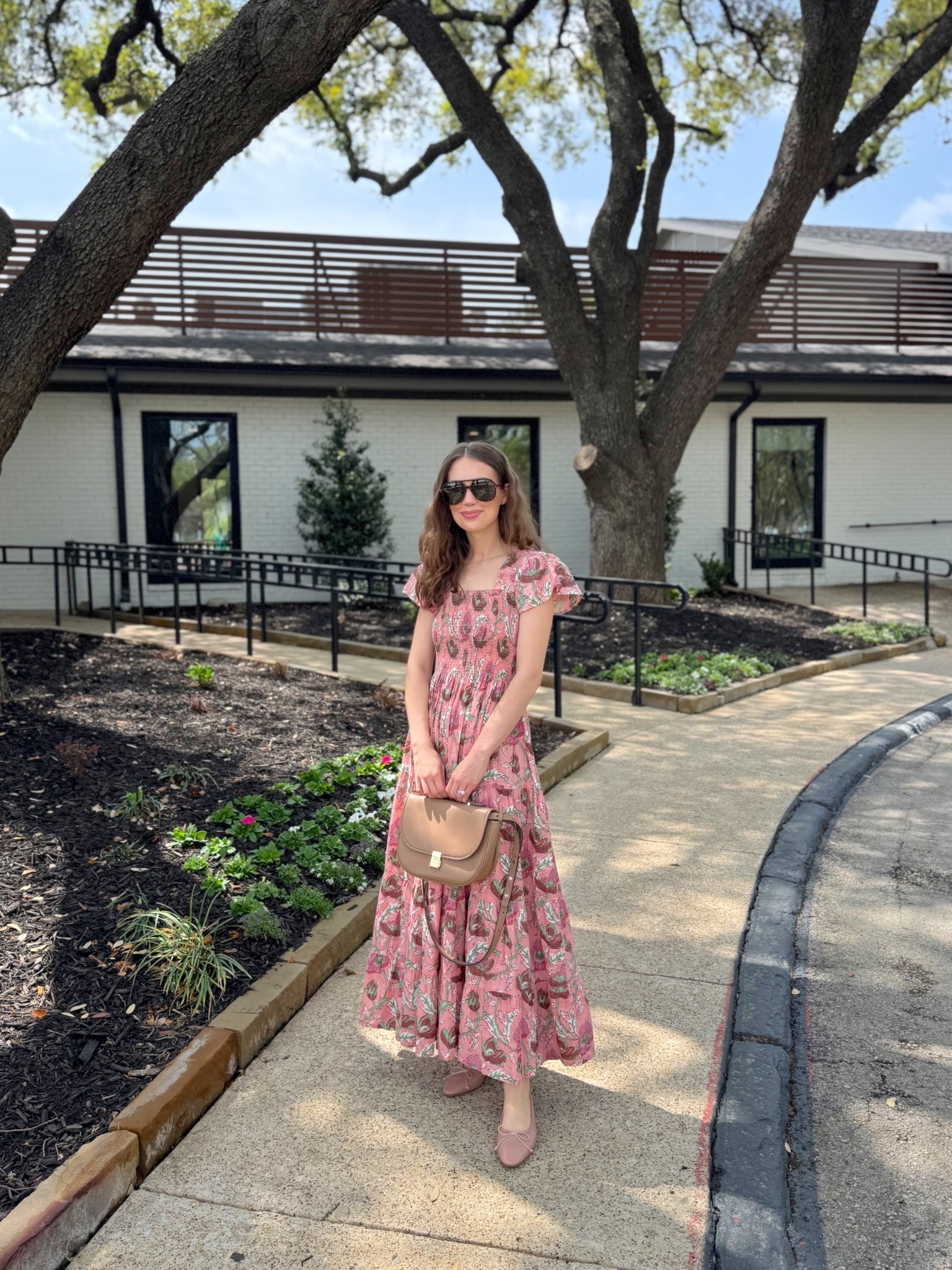 ‘Tis the season for flowy dresses 🤍 Love the length and small sleeve on this one! Comes in three colors/designs.