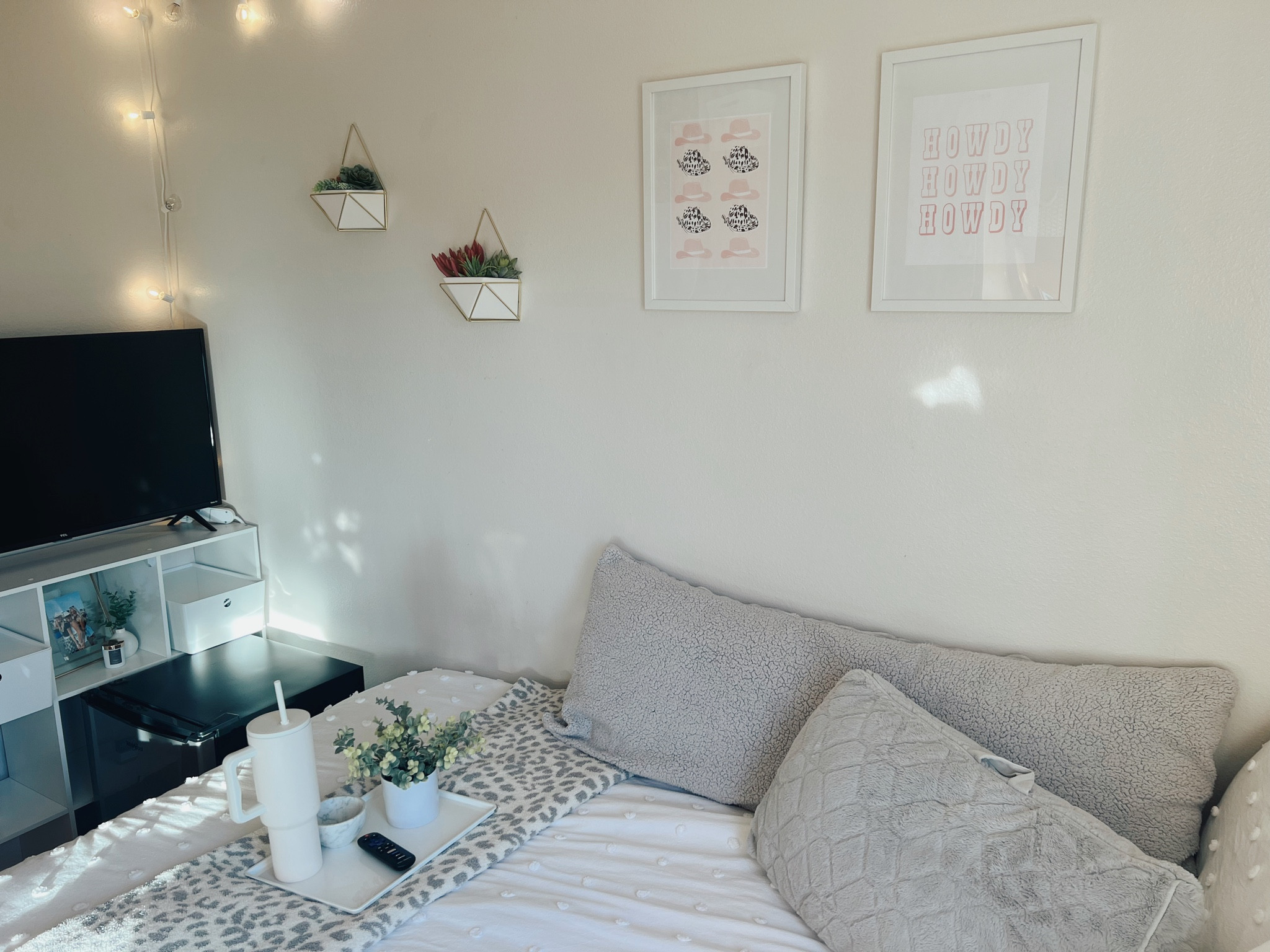 Cozy dorm room room decor inspo

#LTKsalealert #LTKHolidaySale #LTKhome