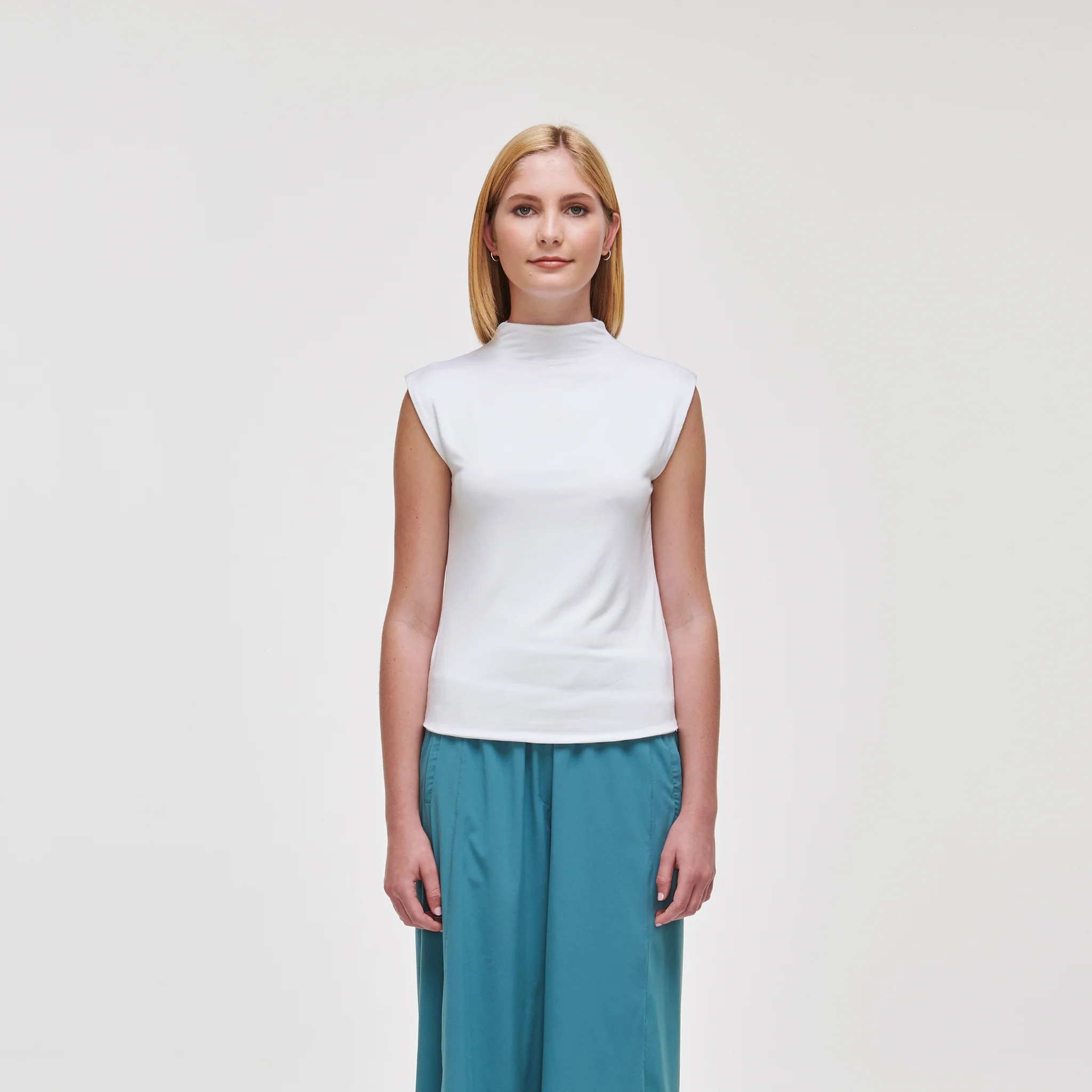 Chloe Sleeveless Funnel Neck | Cotidié