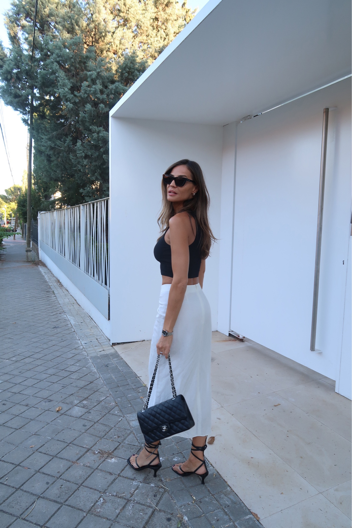 Outfit falda de lino y camiseta negra 🖤

Os dejo aquí algunas alternativas para que os inspiréis ✨

outfit inspiration, outfit del dia, gafas de sol Saint Laurent, falda cruzada en mezcla de lino, H&M, bolsa lujo Chanel, Vestiare Collective, chancletas de piel, top cropped con cuello Perkins, camiseta de canalé de tirantes, camiseta cropped sin mangas, body tanta de punto, falda playera, sandalias de tacón, ASOS, falda mido blanca con abertura lateral, NA-KD, Abercrombie & fitch, España. 

#LTKstyletip #LTKeurope #LTKSeasonal