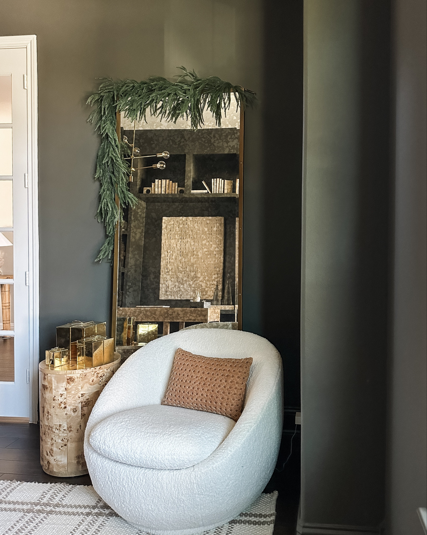 Holiday Office Inspo

Holiday home  holiday office  home office  home decor  holiday decor  office decor  neutral office  neutral home  neutral decor  office inspo  decor inspoo

#LTKHoliday #LTKSeasonal #LTKHome