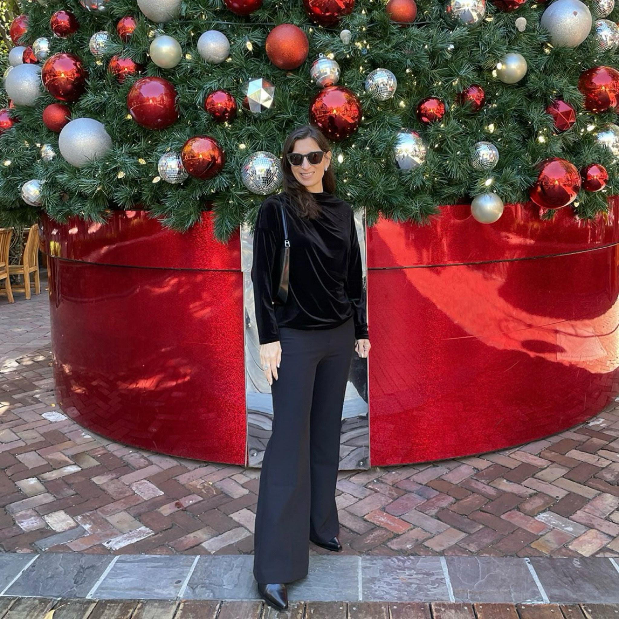 Casual daytime holiday outfit 🙌 perfect for the office and events! 💚❤️🎁 this velvet top looks great with skirts and jeans too 💃🏻

#LTKworkwear #LTKHoliday #LTKover40