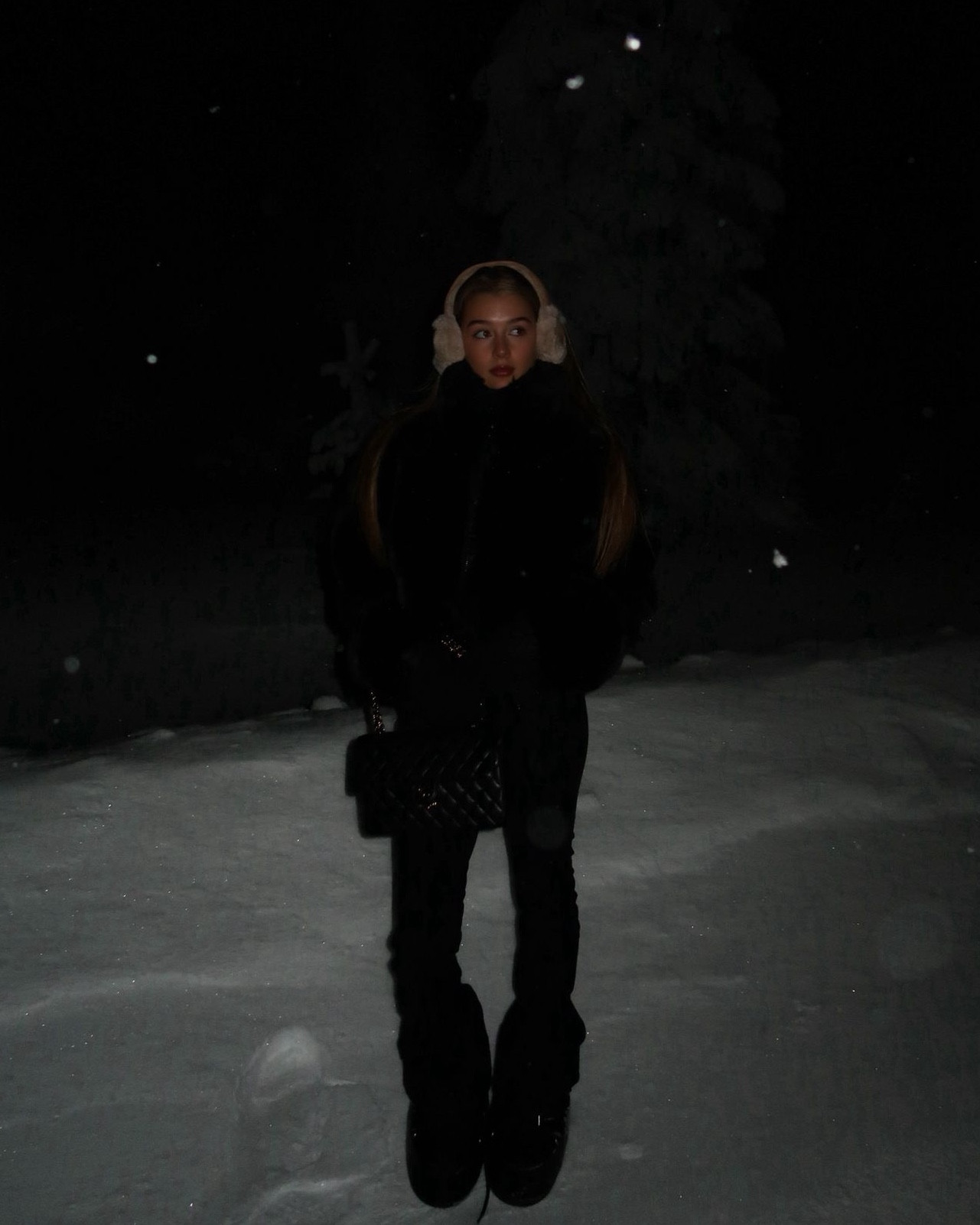 snowed in

Ski, skiing, ski suit, faux fur coat, moon boots, winter outfit, winter holiday, ear muffs, Chanel bag

#LTKfestive #LTKwinter #LTKtravel