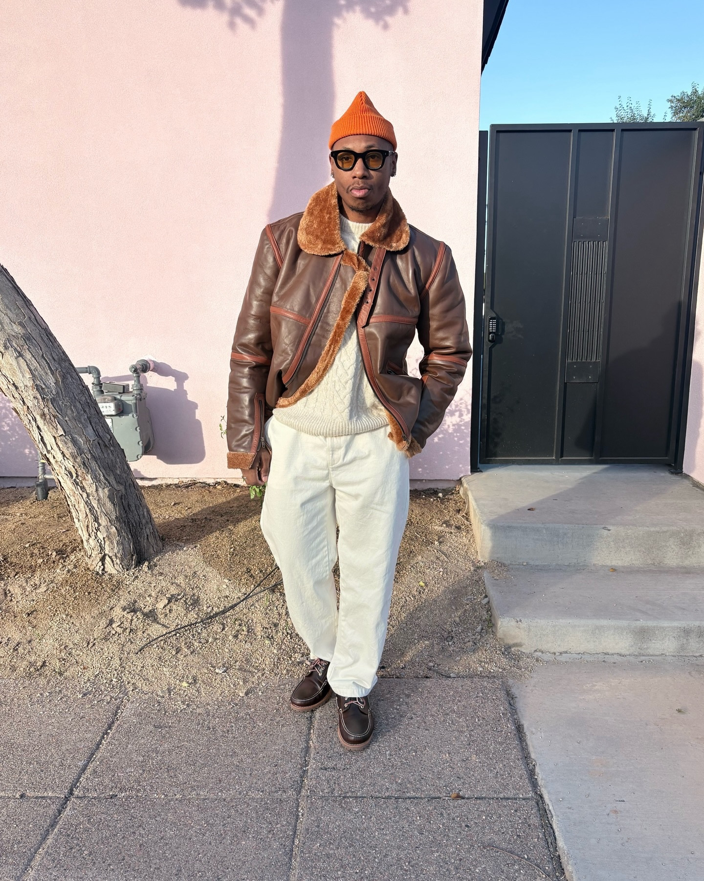 Cold days, classic layers. 🤎
Partnering with @nycleatherjackets to style their James Men’s Brown B-3 Bomber Leather Jacket — timeless, warm, and built to last.