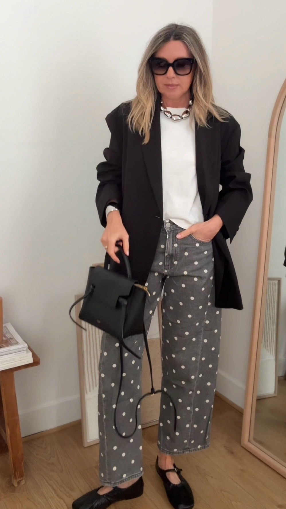 Une tenue simple, mais qui fonctionne à tous les coups.  

Le blazer de The Frankie Shop, c’est vraiment la base : une coupe oversize qui donne tout de suite une allure plus travaillée, même avec les pièces les plus simples.  

Tout est dispo sur LTK.

A simple outfit that works every time.  

The blazer from The Frankie Shop is truly a staple: an oversized cut that instantly makes even the simplest pieces look more put together.  

I’ve listed all the links here.

#lookoftheday#zaraoutfit#zara#thefrankieshop#

#LTKeurope #LTKfrance #LTKworkwear