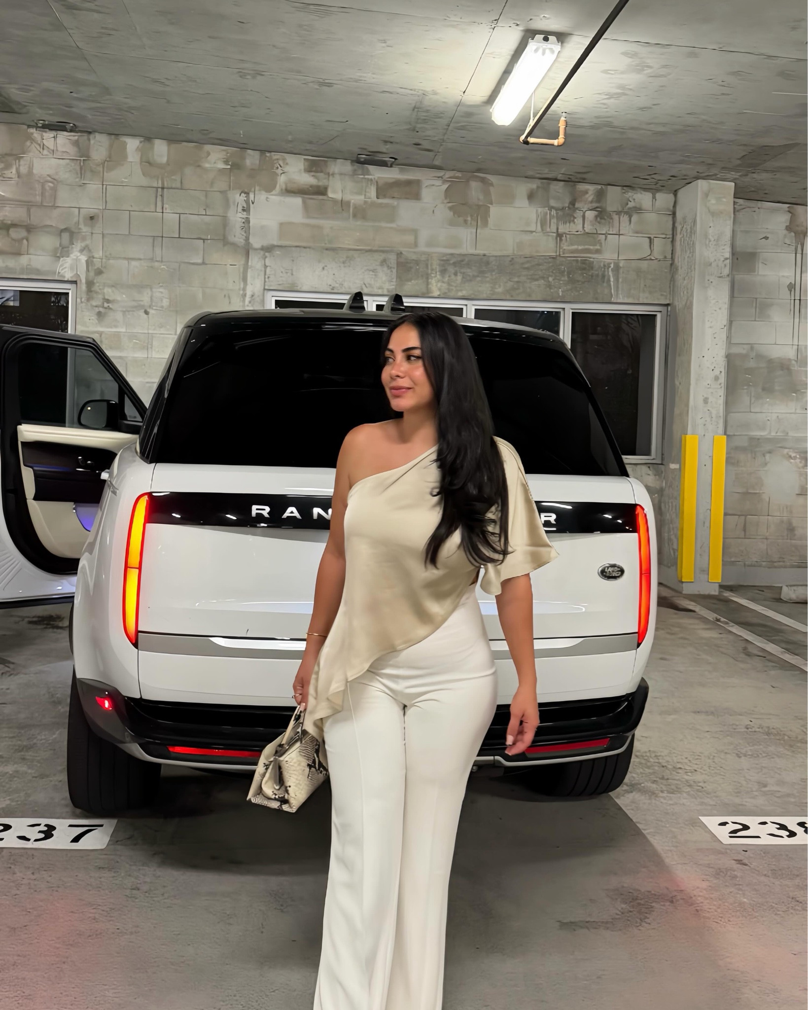 This is what I mean by “I’m just wearing pants and a shirt” 

Pants @nadinemerabibridal 
Earrings @jcrew 
Bag @verafied_official

_
fashion, summer outfit, ootn
