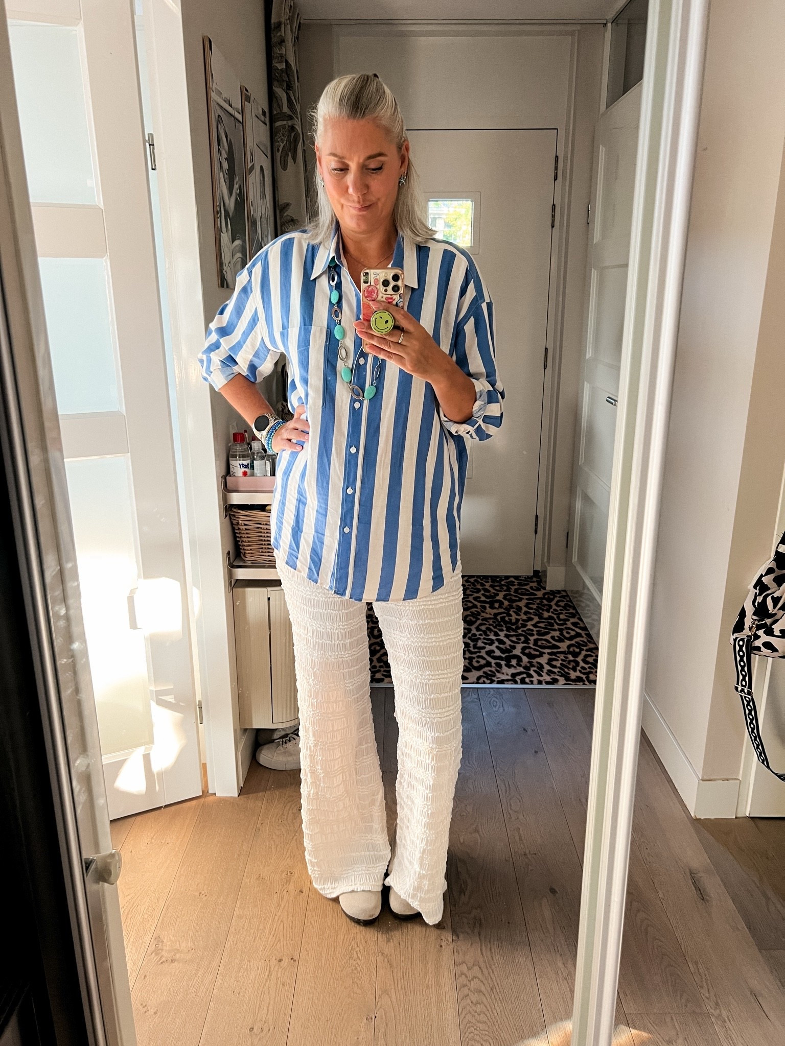 OOTD - Woensdag. Een blauw wit gestreepte linnen blouse (L), crème kleurige ruches broek is van Guts Gusto (M), Birkenstock Boston muiltjes, zeester oorbellen en turquoise ketting (heel oud).

#LTKnederlands #LTKeurope #LTKsummer