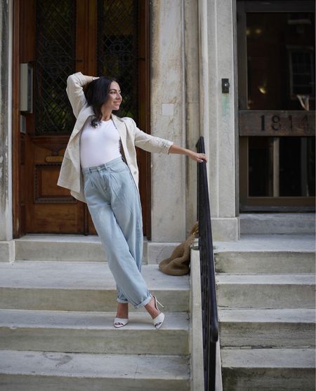 Spring outfit - balloon jeans and a linen blazer. Petite 