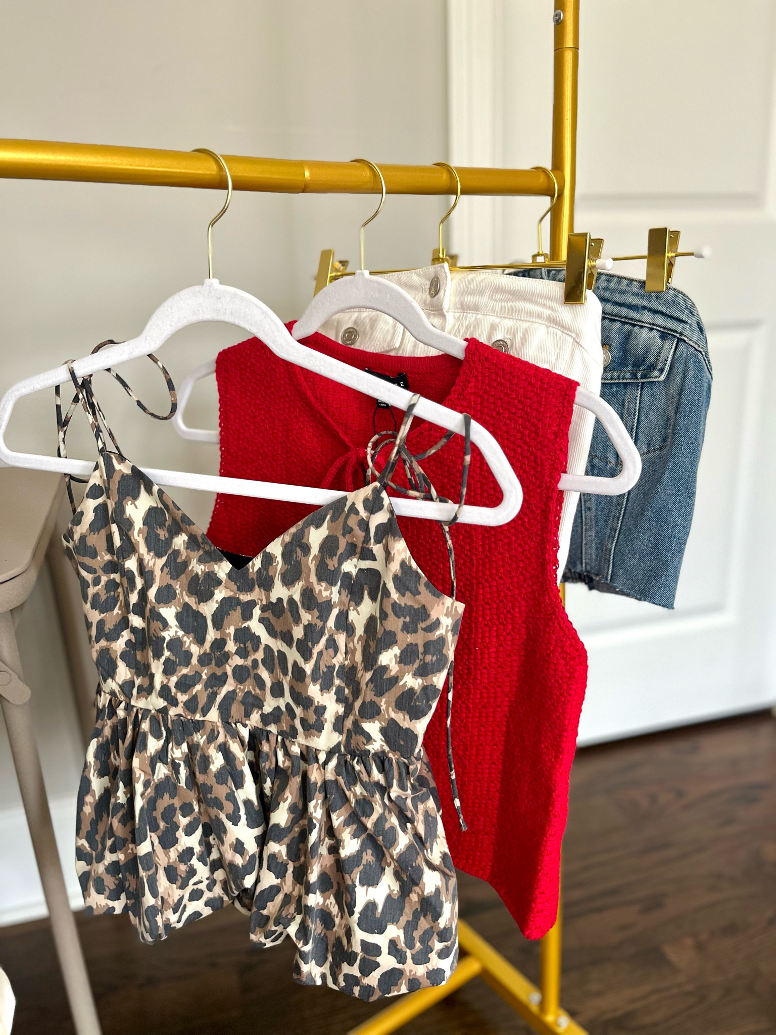 New arrivals 
Code insta10 to save!
Leopard top
Denim tube top