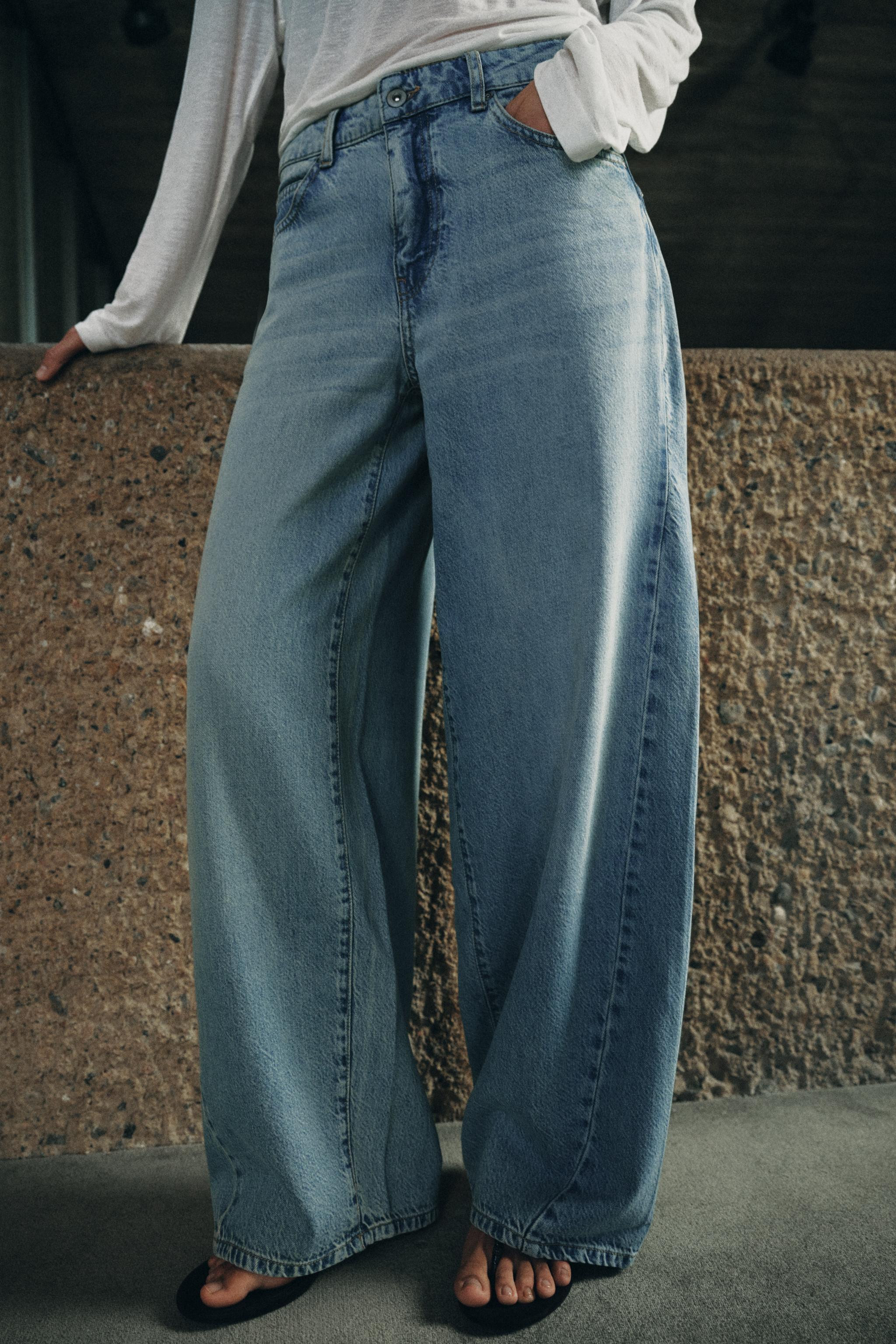 ZW COLLECTION LOOSE BARREL MID-WAIST JEANS | Zara UK