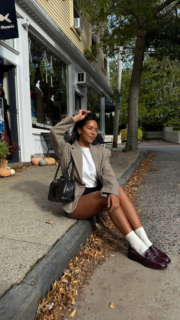 Unintentionally cosplaying as Dionne 

Blazer @shopmoonriver 
Top @helsastudio 
Skirt @amandauprichard 
Loafers @dsw