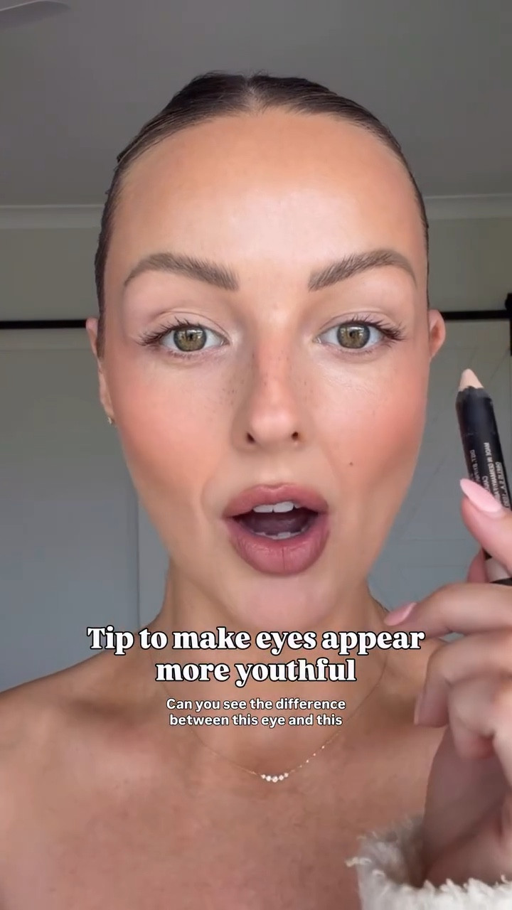Low effort but high impact tip to make eyes appear more youthful 👀 
Such a quick and easy way to brighten and lift the eyes, what do you think my friends? 

Over 40 makeup, mature skin, makeup for beginners, over 40 skin