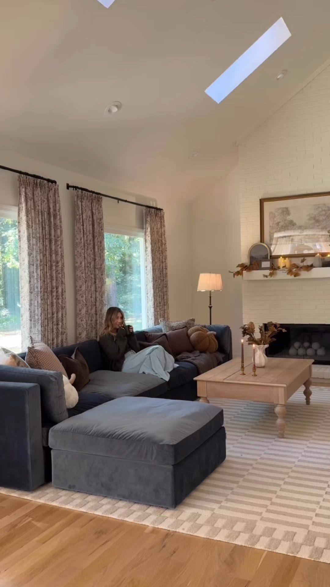 Fall in our living room 🍂🧡✨

#LTKHome #LTKSeasonal