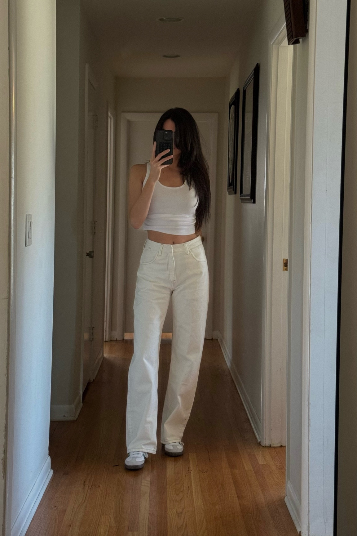 Zara does it again 👏🏼 these have the slightest barrel leg and it’s so flattering! Im wearing a size 4 runs TTS!

#LTKFindsUnder100 #LTKStyleTip