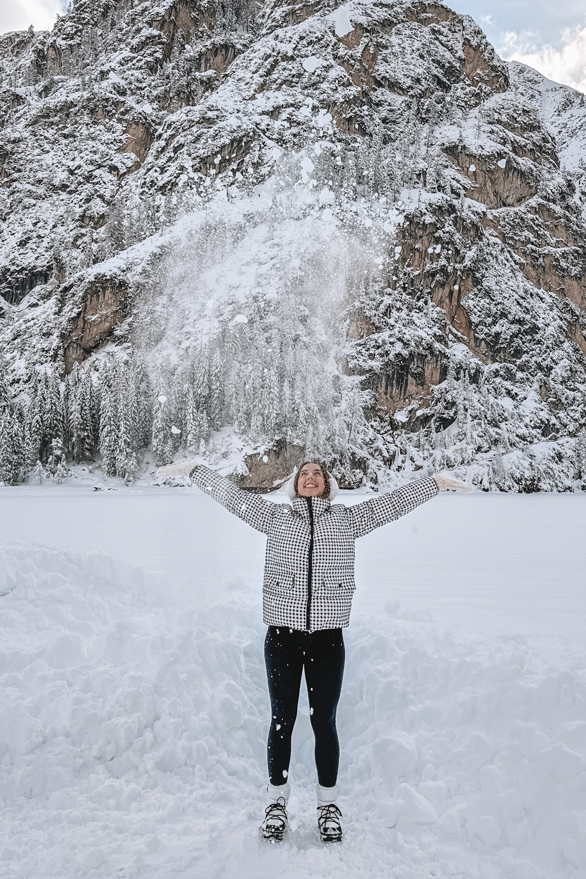 Winter outfit inspiration for snowy destinations 

My go to travel picks for winter destinations like Aspen Colorado, Italian Dolomites, or the French and Swiss Alps! I always reach for a puffer jacket, like this Houndstooth one! I paired this one with my go-to travel leggings, Lululemon Aligns in black (they pair with everything and are so comfortable) and then my Pajar Canada Winter boots. 

I linked a few puffer jacket alternatives I have had my eye on, and Moon Boots which are very similar to my Pajar pair. 


#LTKHoliday #LTKSeasonal #LTKTravel