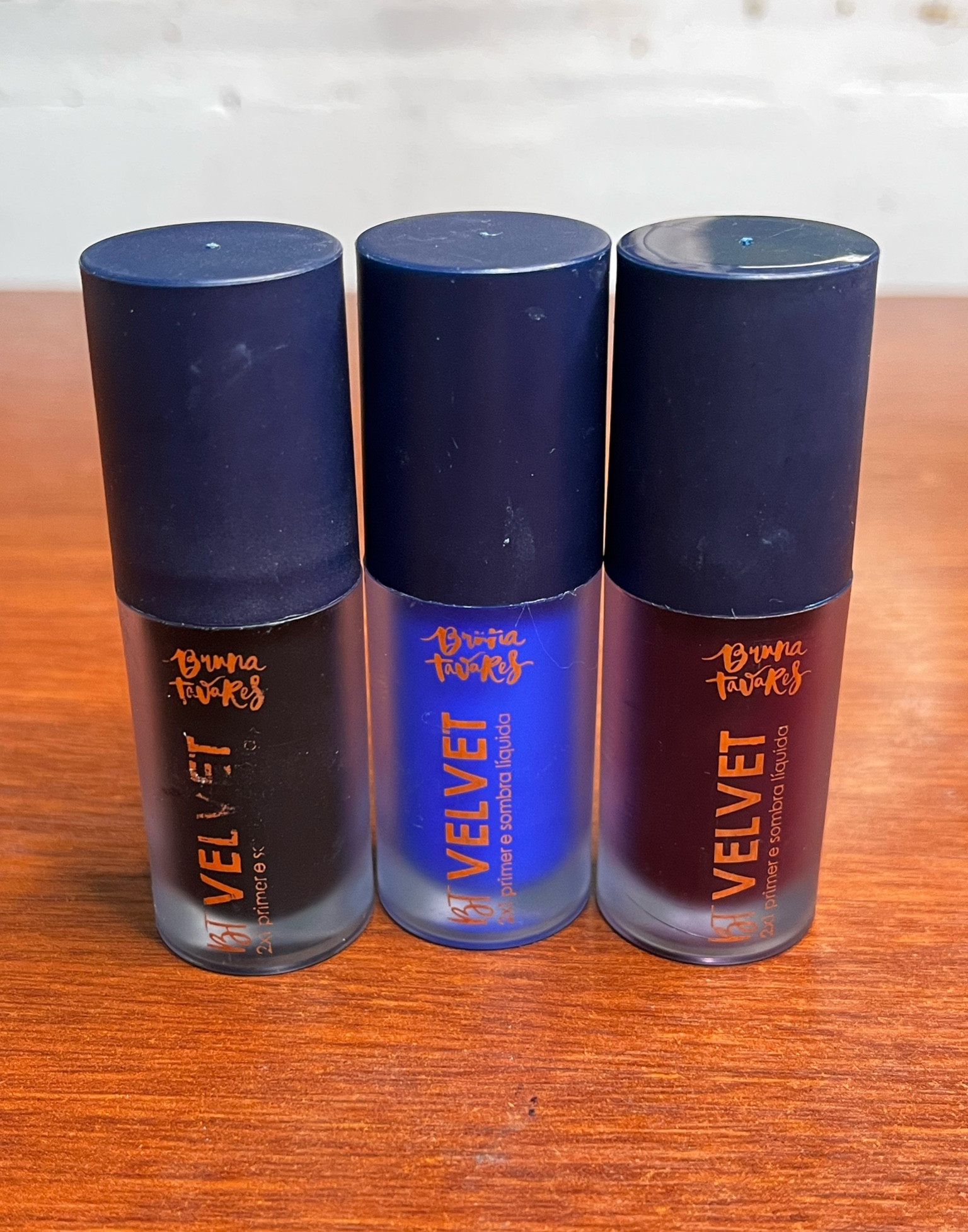 BT Velvet é uma sombra líquida multifuncional. Pode ser usado de diversas formas usando as gama de cores que tem e fazendo misturinhas, podendo utilizar como corretivo, base, contorno, blush, sombra, batom, etc.

Ele tem um excelente custo benefício pois pigmenta super fácil, fazendo assim não precisar utilizar tanto produto.

#LTKbeauty #LTKbrasil #LTKFind