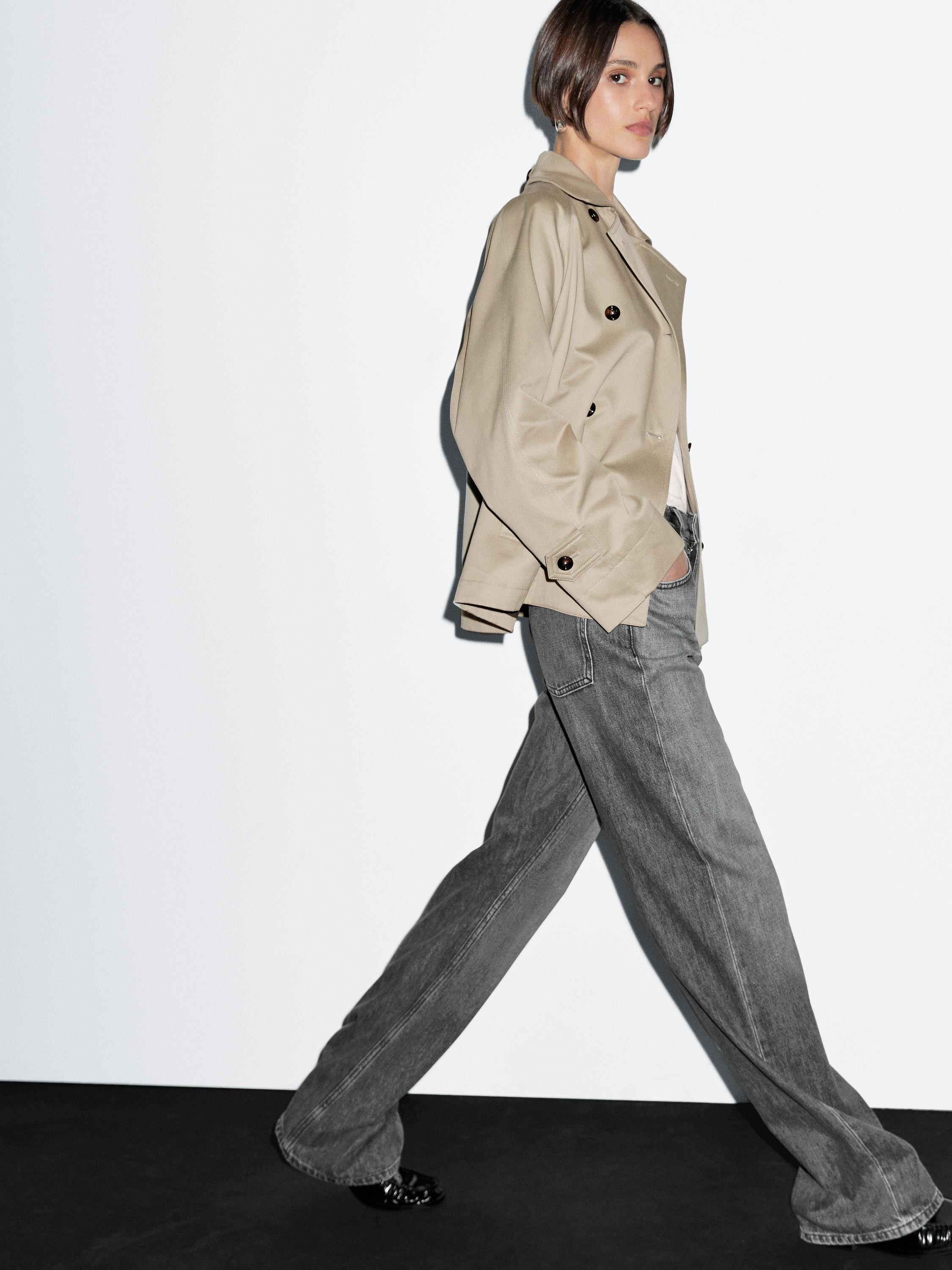 Short trench coat with button detail on the collar | Massimo Dutti US