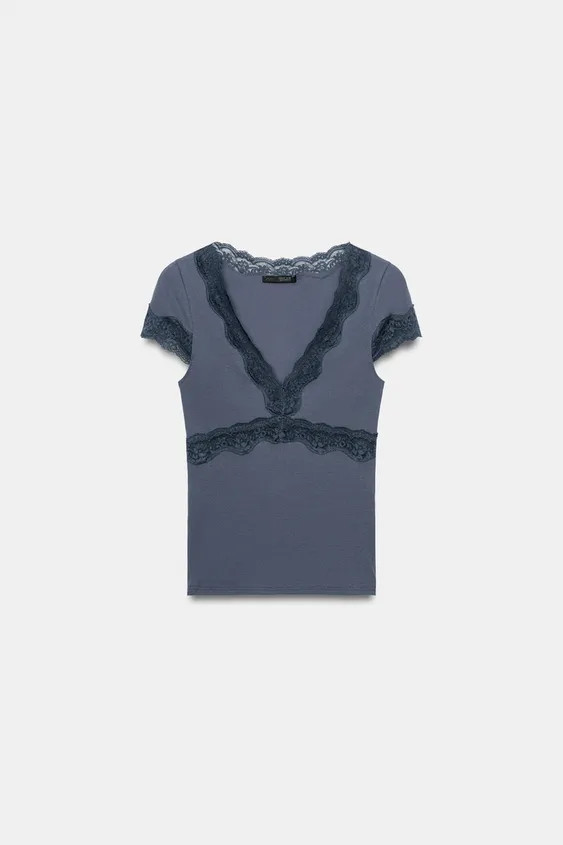 Model height: 173 cmTop crafted from 100% cotton fabric. Featuring a V-neck, short sleeves and ma... | Zara UK