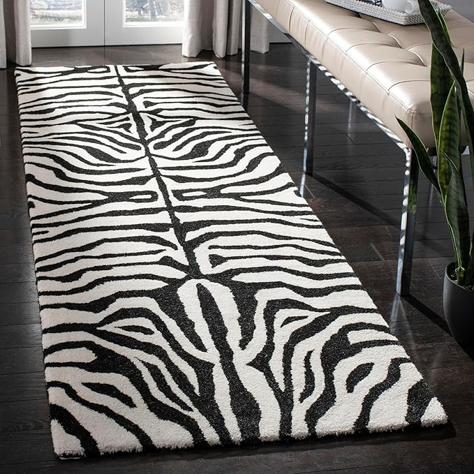 SAFAVIEH Soho Collection Runner Rug - 2'6" x 8', Black & White, Handmade Wool, Ideal for High Tra... | Amazon (US)
