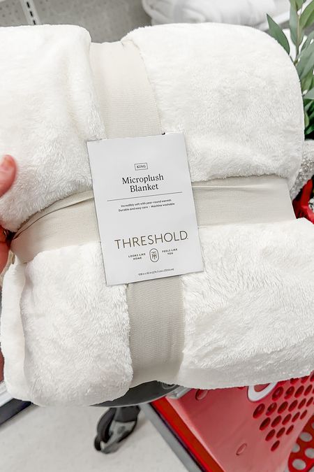 Threshold microplush blanket 25% off!! 🤩



#LTKstyletip #LTKbeauty #LTKsalealert